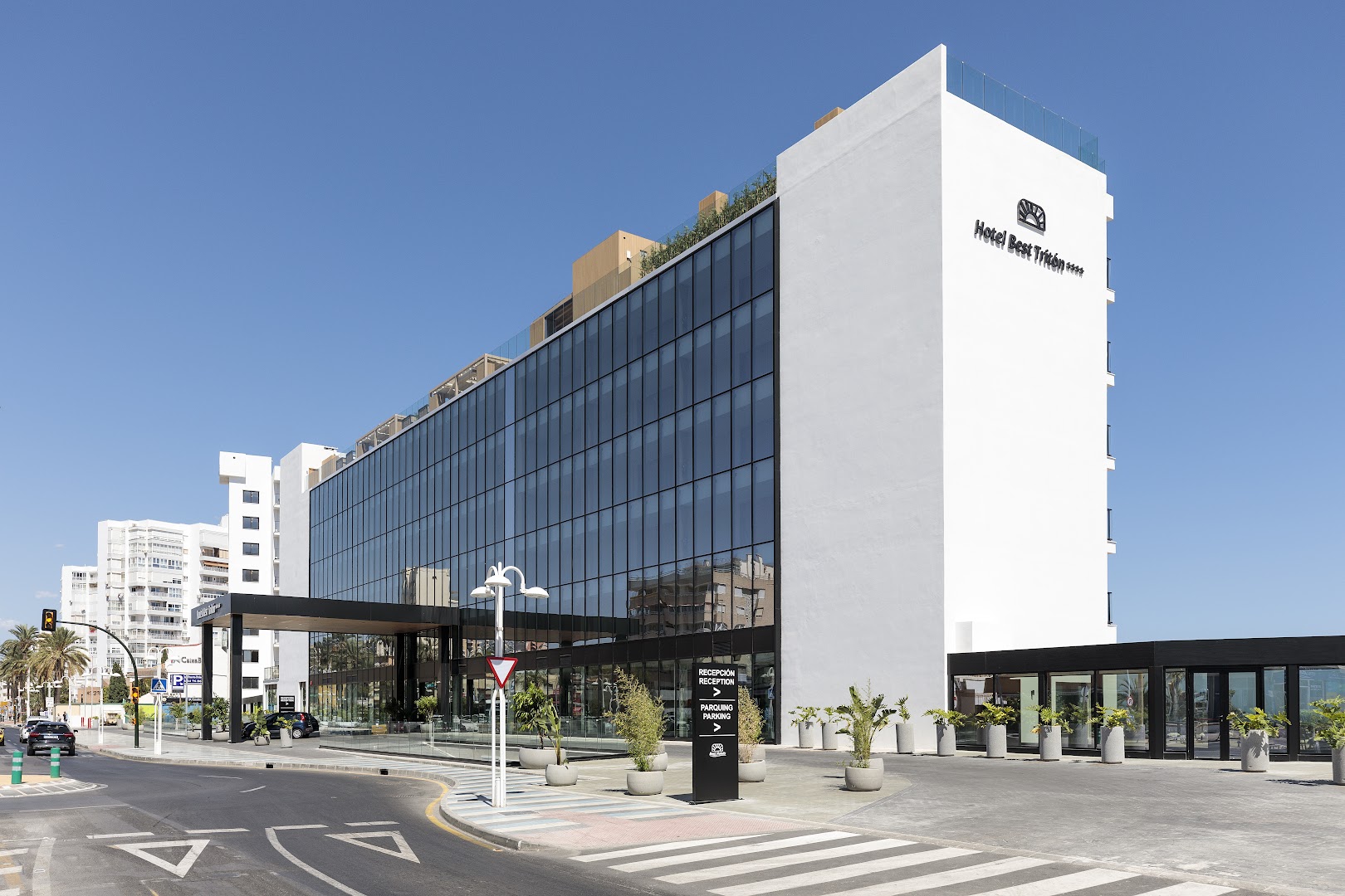 Hotel Best Tritón viesnīcas ēkas fasāde ar stikla elementiem un ieeju no ielas puses Kosta del Solā