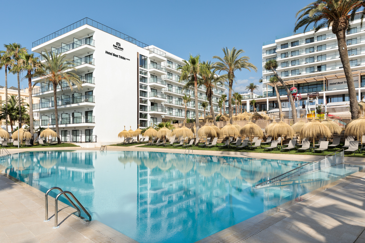 Hotel Best Tritón 4* āra baseins ar saulessargiem un viesnīcas ēku fonā Benalmadenā, Spānijā — plaša atpūtas zona ar palmām