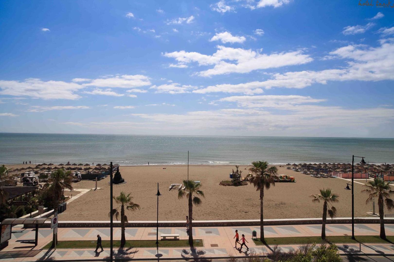 Skats no Hotel Tarik uz plašo smilšu pludmali un promenādi Torremolinosā, Vidusjūra un zilas debesis