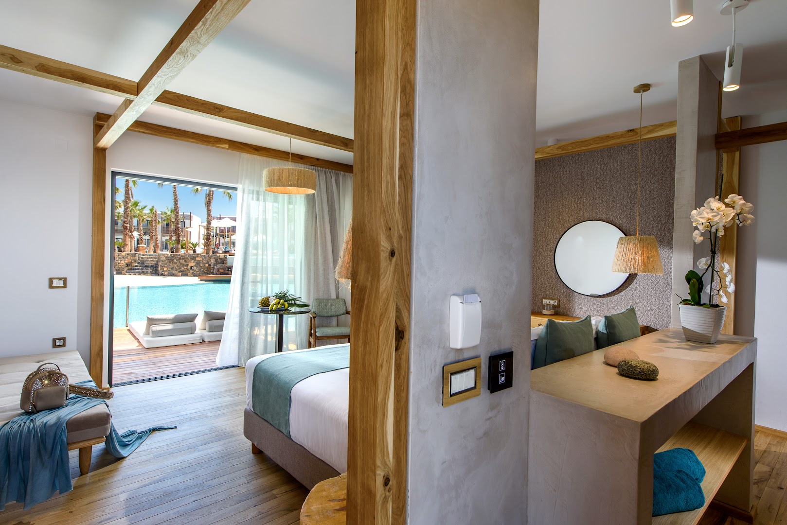 Stella Island Luxury Resort & Spa numurs ar tiešu piekļuvi baseinam un privātu terasi ar sauļošanās krēsliem