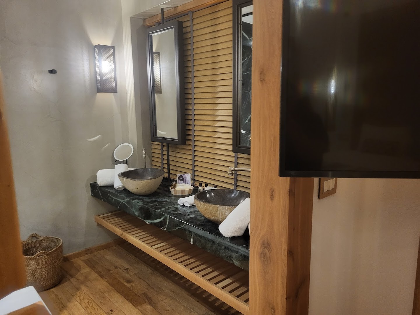 Stella Island Luxury Resort & Spa luksusa numura vannas istaba ar dubulto akmens izlietni, marmora virsmu un koka detaļām