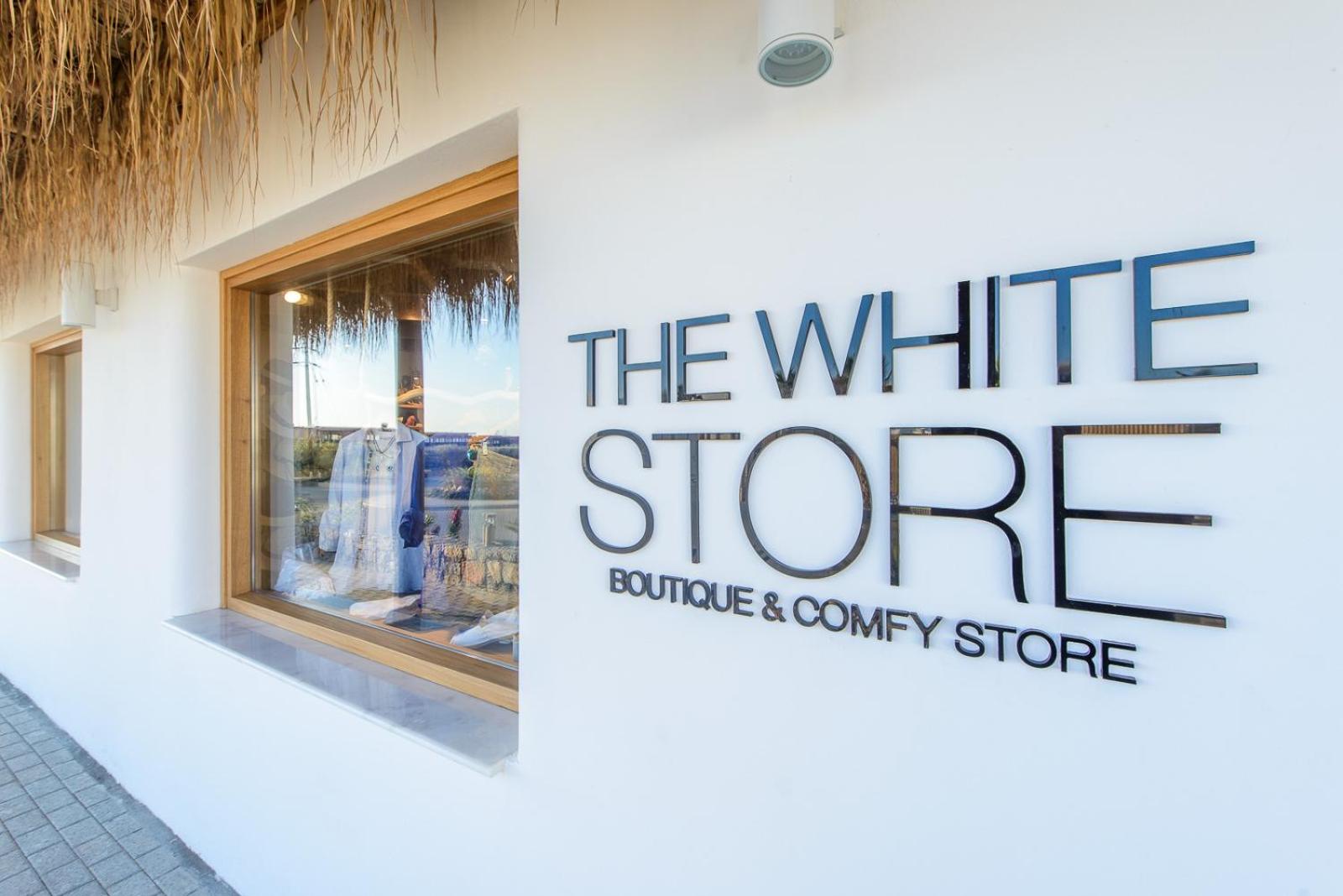Viesnīcas Stella Island Luxury Resort & Spa veikala The White Store ieeja ar modernu izkārtni un minimālisma dizainu
