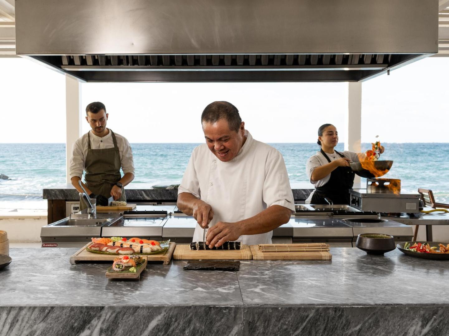 Grecotel Lux Me White Palace pavāri gatavo svaigu suši un Āzijas virtuves ēdienus atvērtā tipa virtuvē pie jūras Krētā