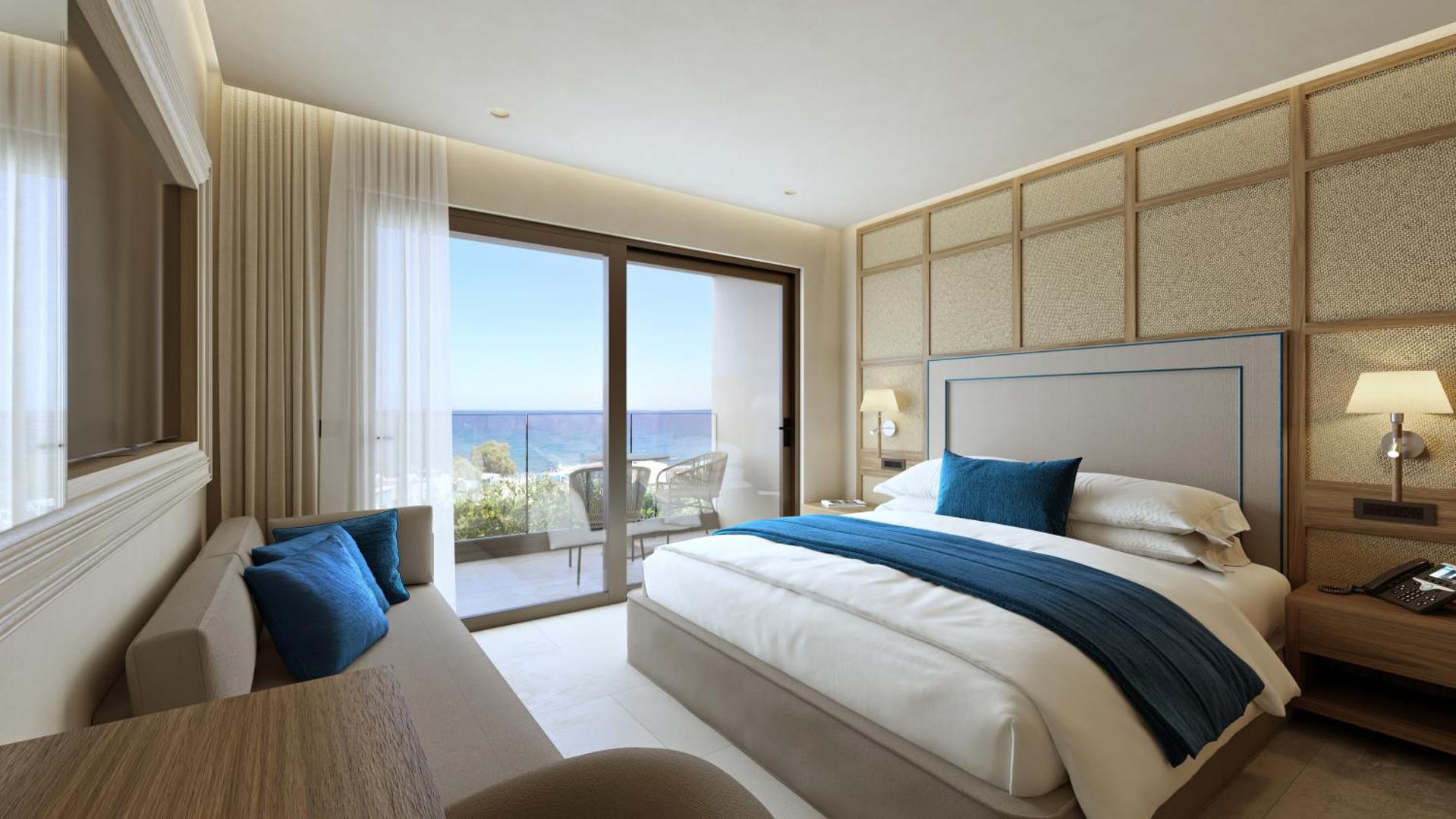 Nana Royal Premium Resort mājīgs numurs ar divguļamo gultu, ziliem akcentiem un izeju uz balkonu ar skatu uz jūru