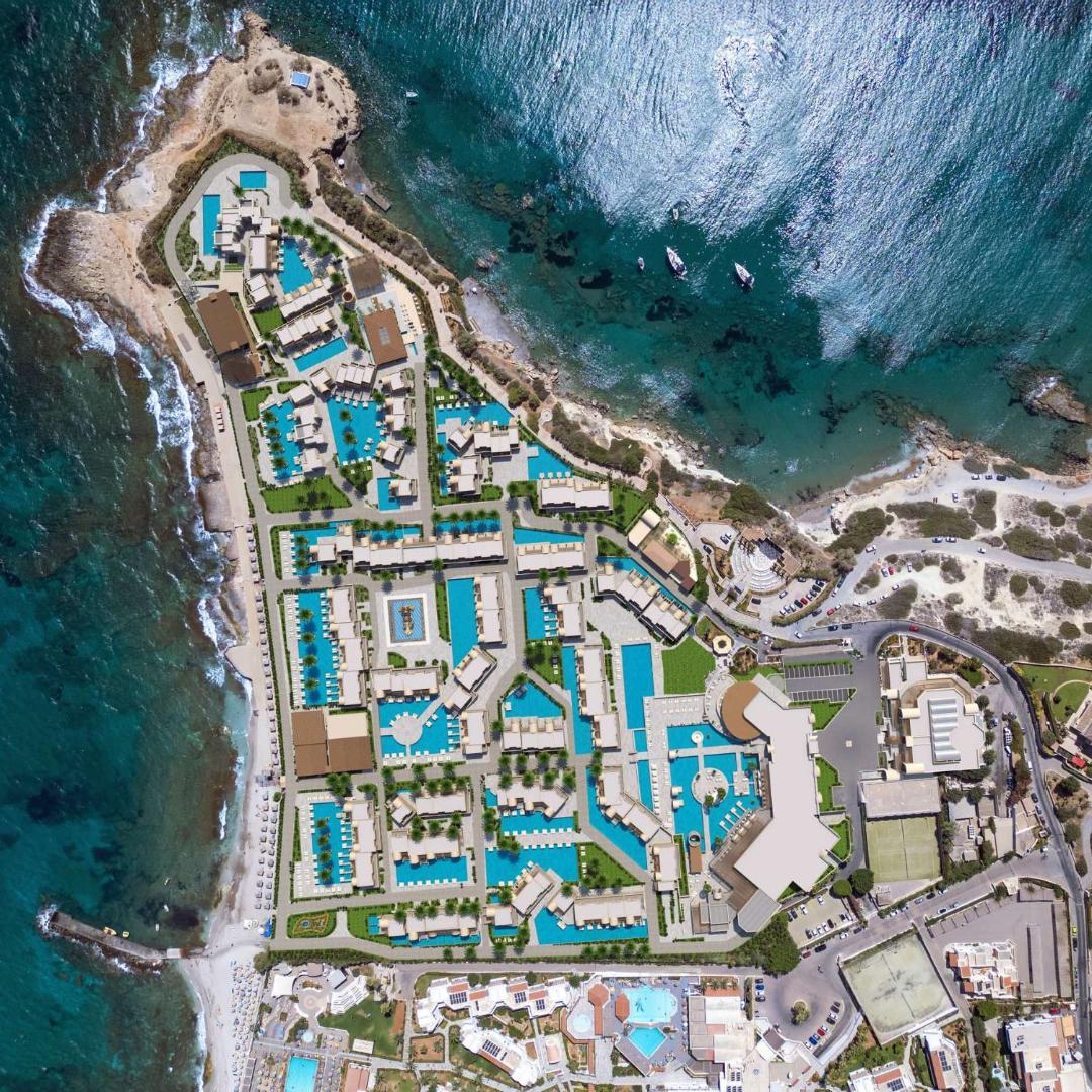 Nana Royal Premium Resort aerofoto uzņēmums no augšas — viesnīcas komplekss ar daudziem baseiniem tieši pie Vidusjūras krasta Hersonisā, Krētā