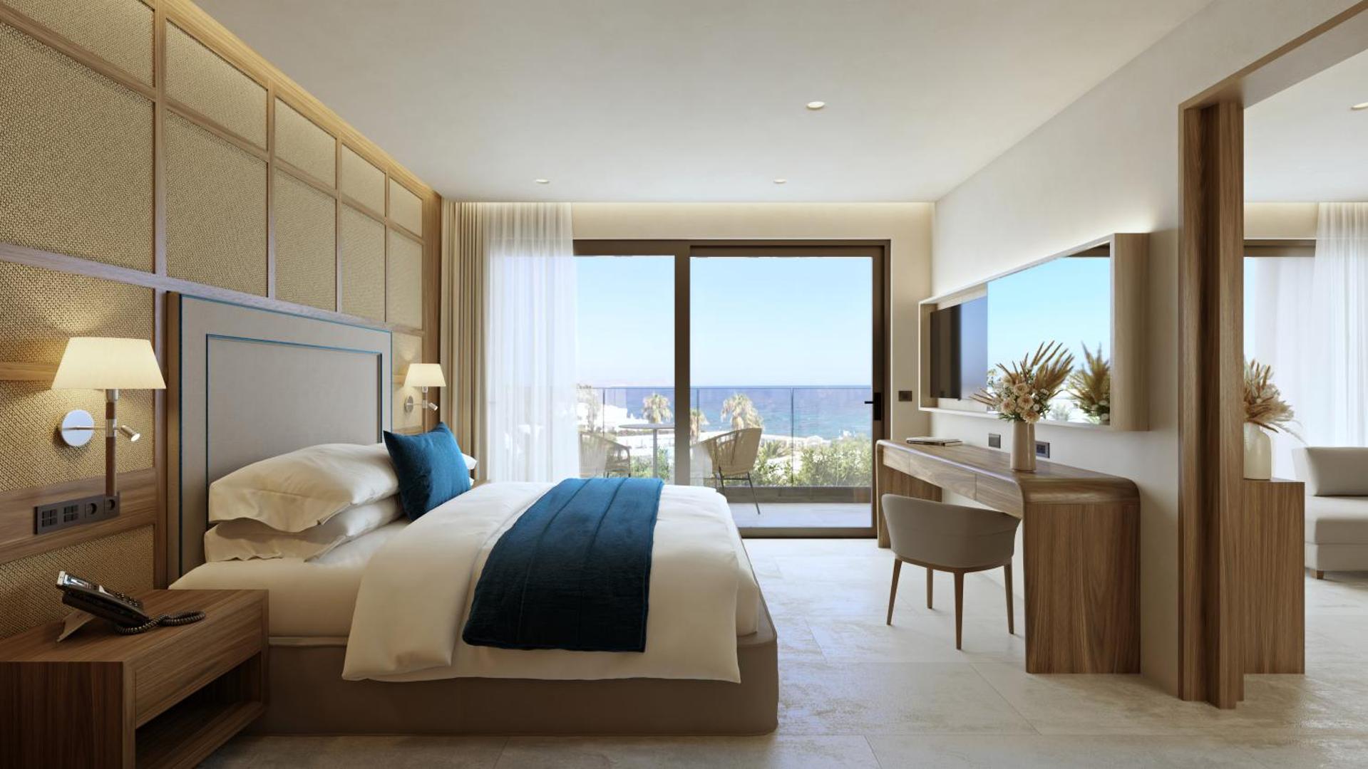 Nana Royal Premium Resort numura interjers ar darba zonu, spoguli un balkonu, no kura paveras skats uz jūru