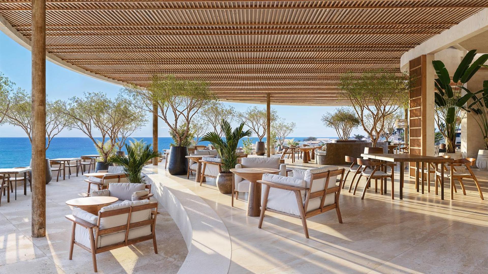 Nana Royal Premium Resort atpūtas terase ar skatu uz jūru — mīkstie krēsli zem koka nojumes un Vidusjūras panorāma