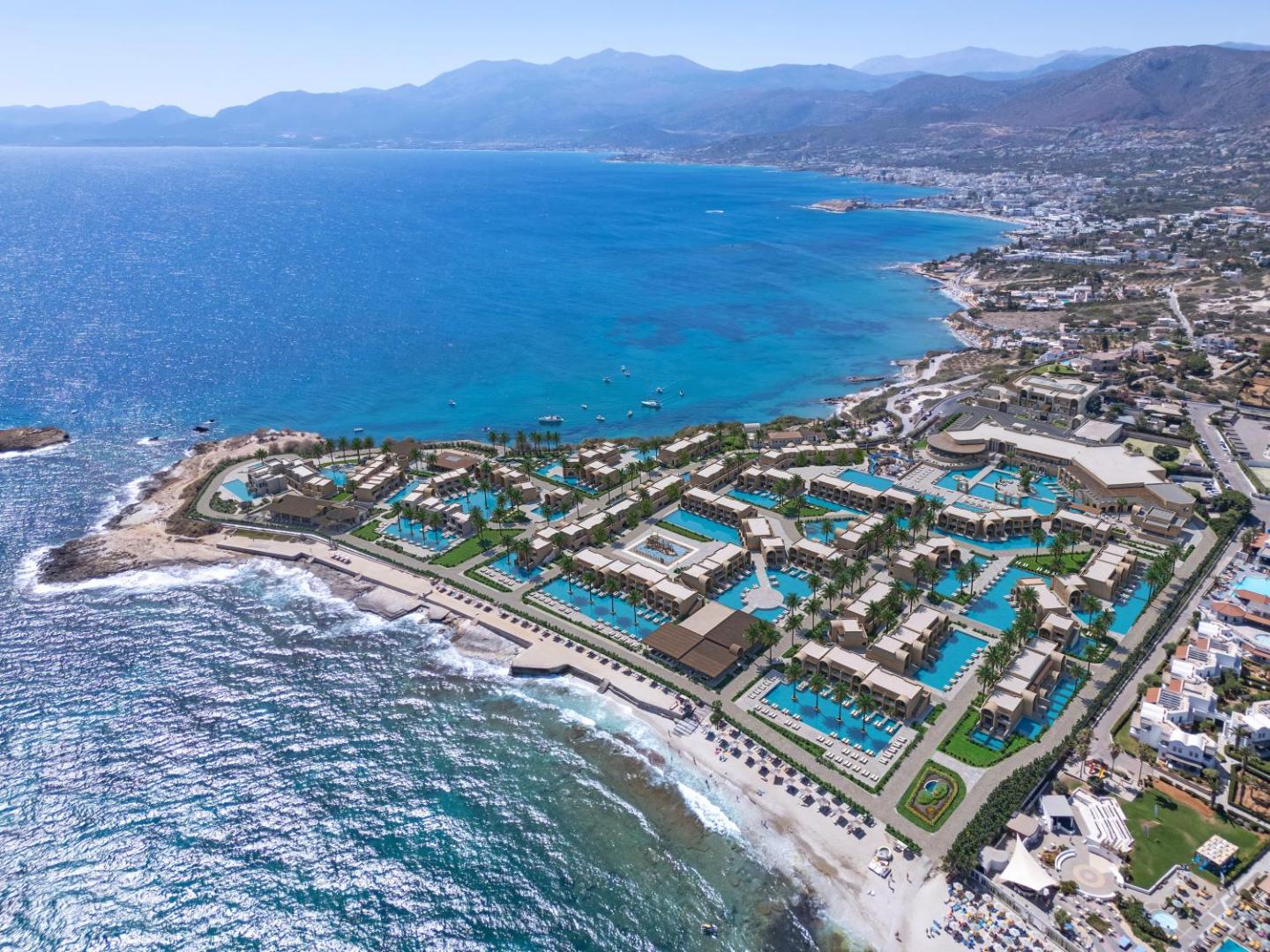 Nana Royal Premium Resort panorāmas skats uz piekrasti — viesnīcas teritorija, pludmale un zilā jūra Hersonisas reģionā, Krētā