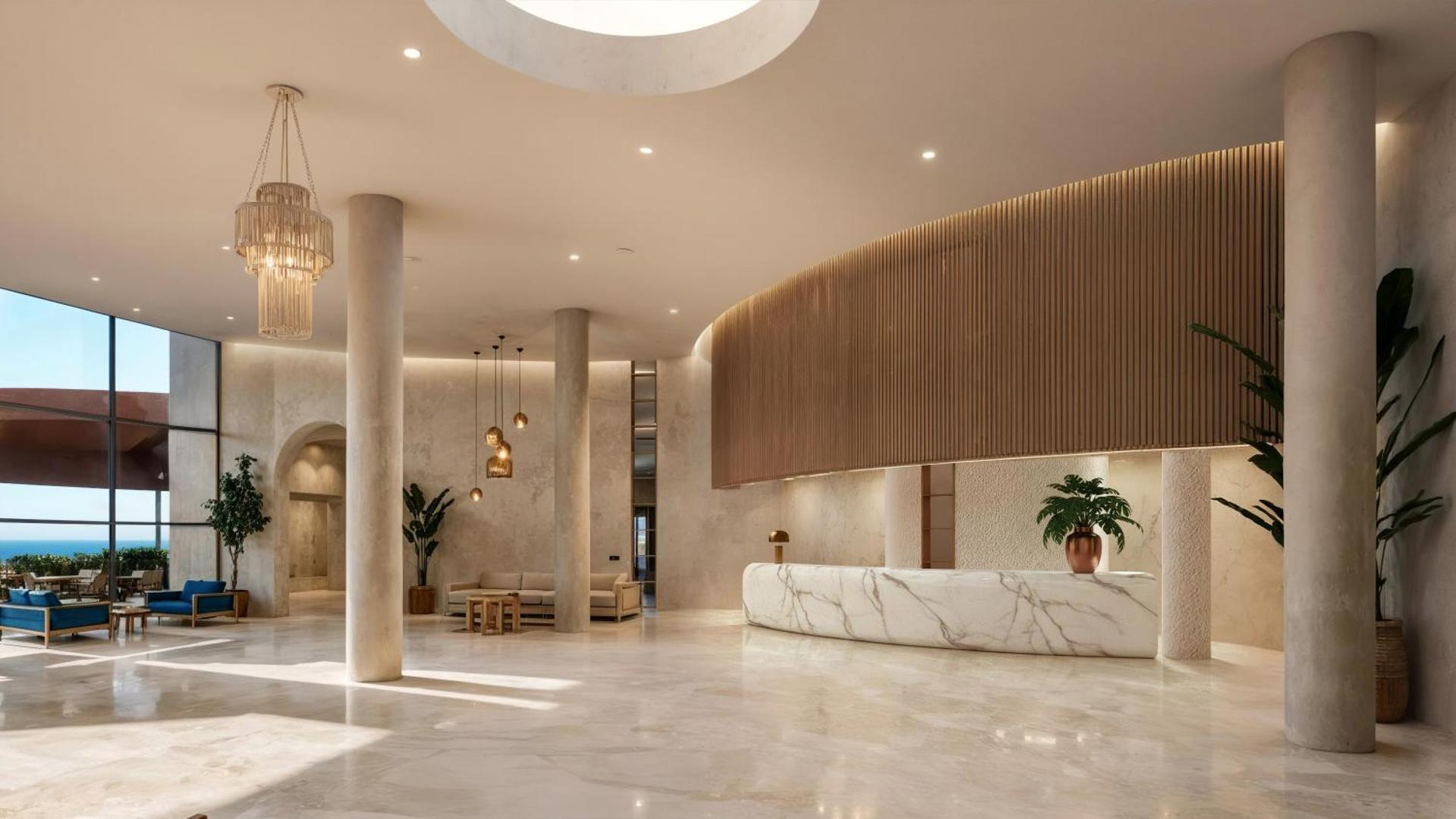 Nana Royal Premium Resort greznais vestibils ar marmora apdari, augstiem griestiem un modernu recepcijas leti Krētas kūrortā.