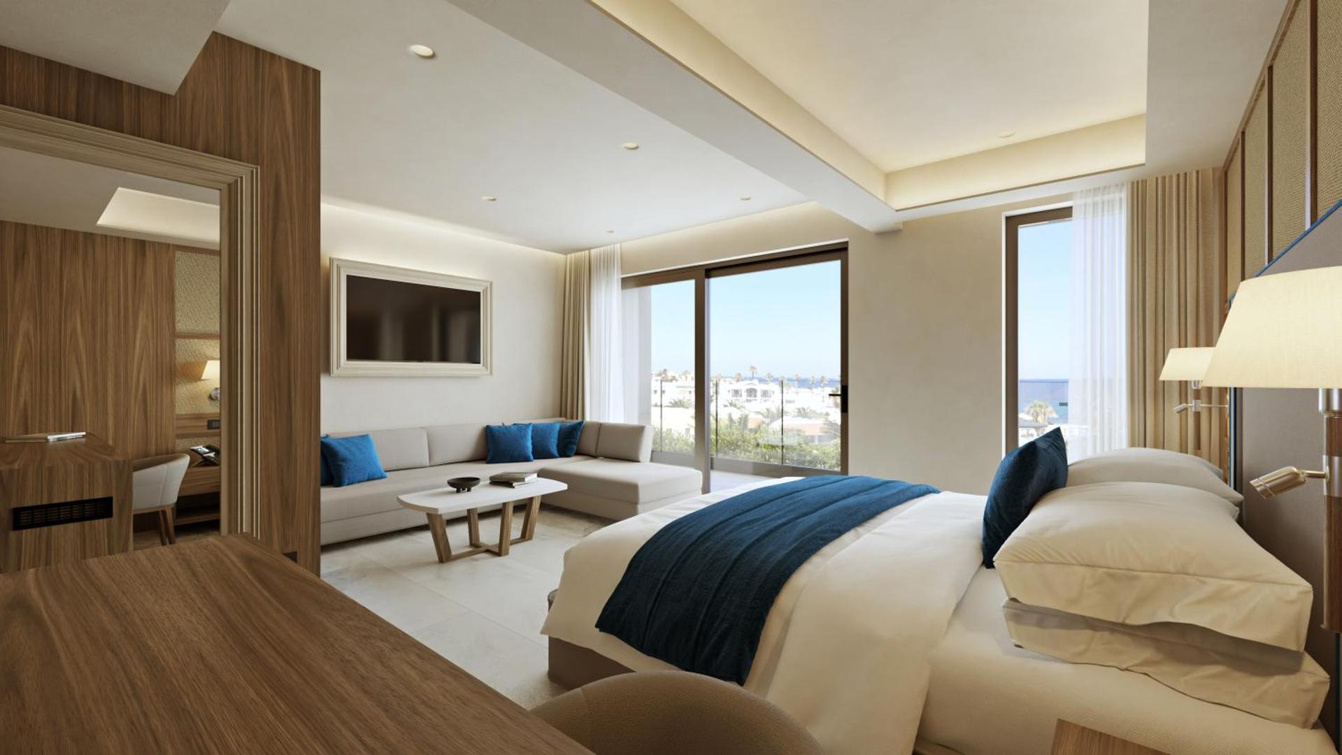 Nana Royal Premium Resort gaišs viesnīcas numurs ar lielu gultu, dīvānu un panorāmas logiem uz kūrorta teritoriju