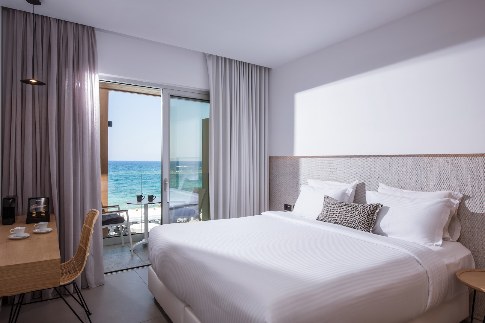 Enorme Ammos Beach Resort gaišs numurs ar skatu uz jūru, balkonu un kafijas stūrīti Malijā, Krētā