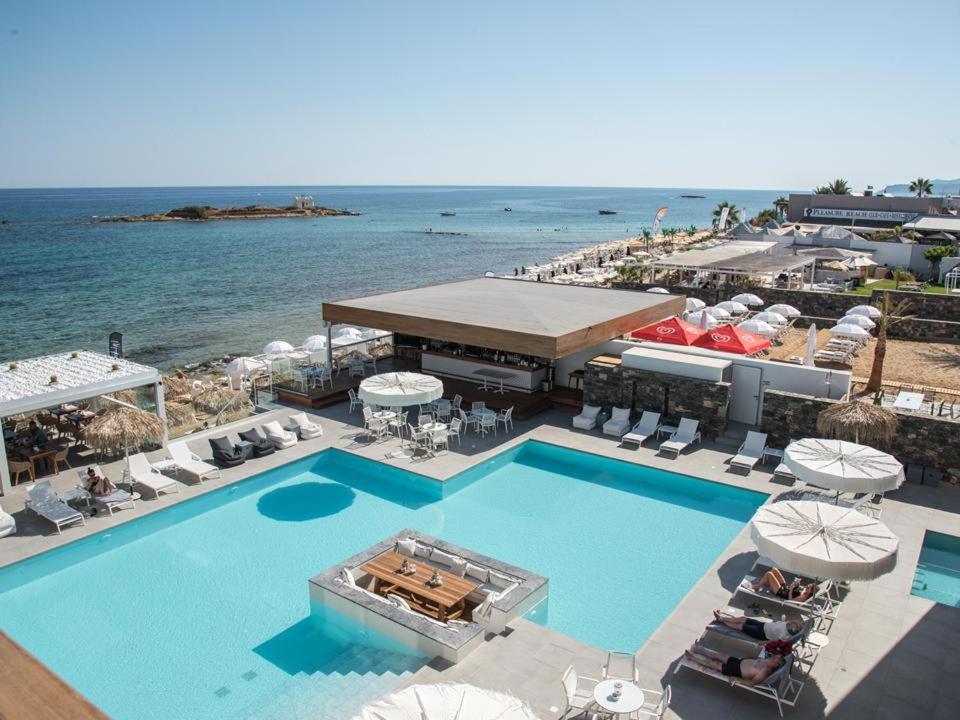 Enorme Ammos Beach Resort skats no augšas uz baseinu, pludmales bāru un Vidusjūras piekrasti Malijā