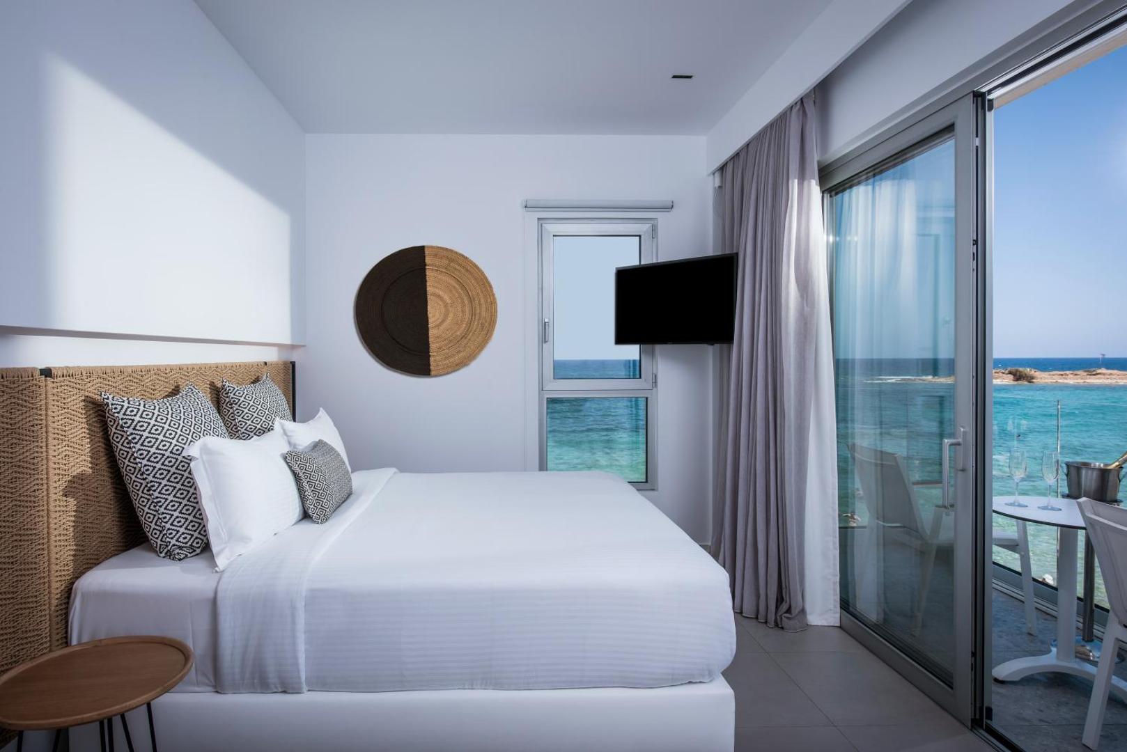 Enorme Ammos Beach Resort guļamistaba ar dizaina elementiem un plašu skatu uz Vidusjūru Malijas piekrastē