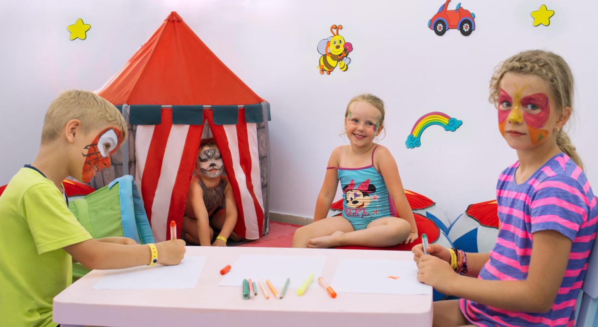 Bērnu klubs viesnīcā Fodele Beach & Water Park Resort ar radošām aktivitātēm, seju apgleznošanu un rotaļu telti