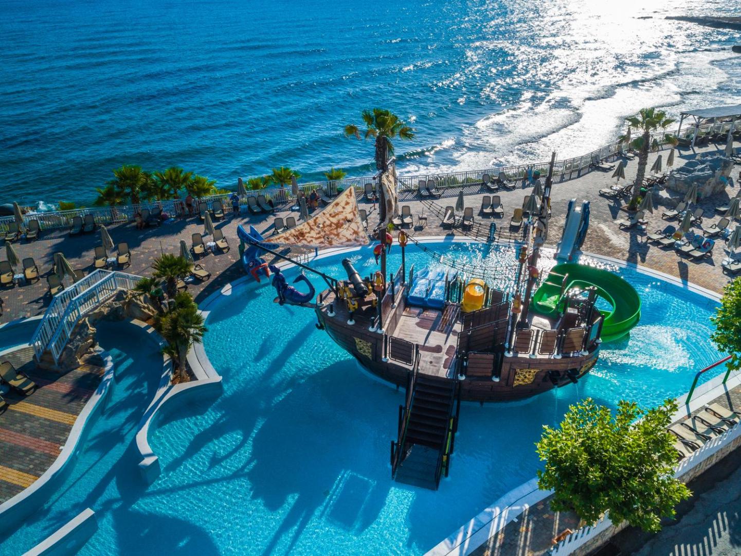 Star Beach Village & Water Park bērnu baseins ar lielu pirātu kuģi un slidkalniņiem pašā jūras krastā Hersonisā