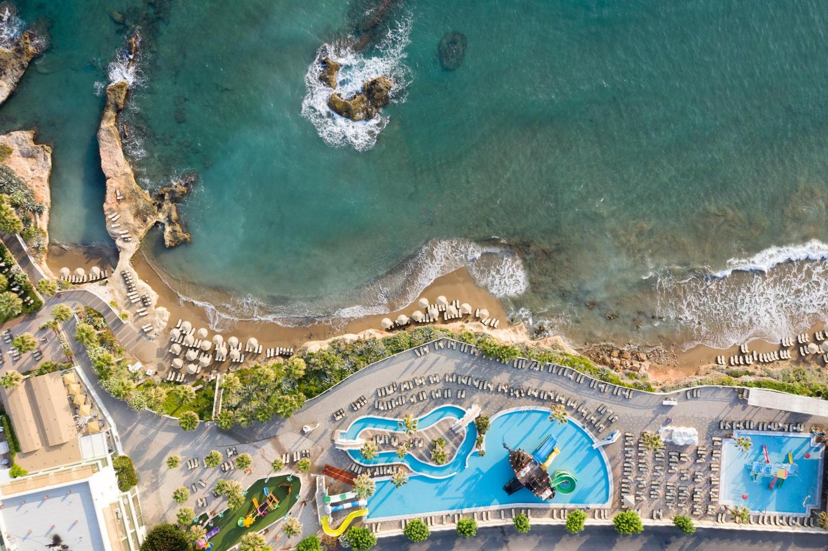 Aerofoto skats uz Star Beach Village & Water Park akvaparku, bērnu baseiniem ar slidkalniņiem un smilšu pludmali Hersonisā