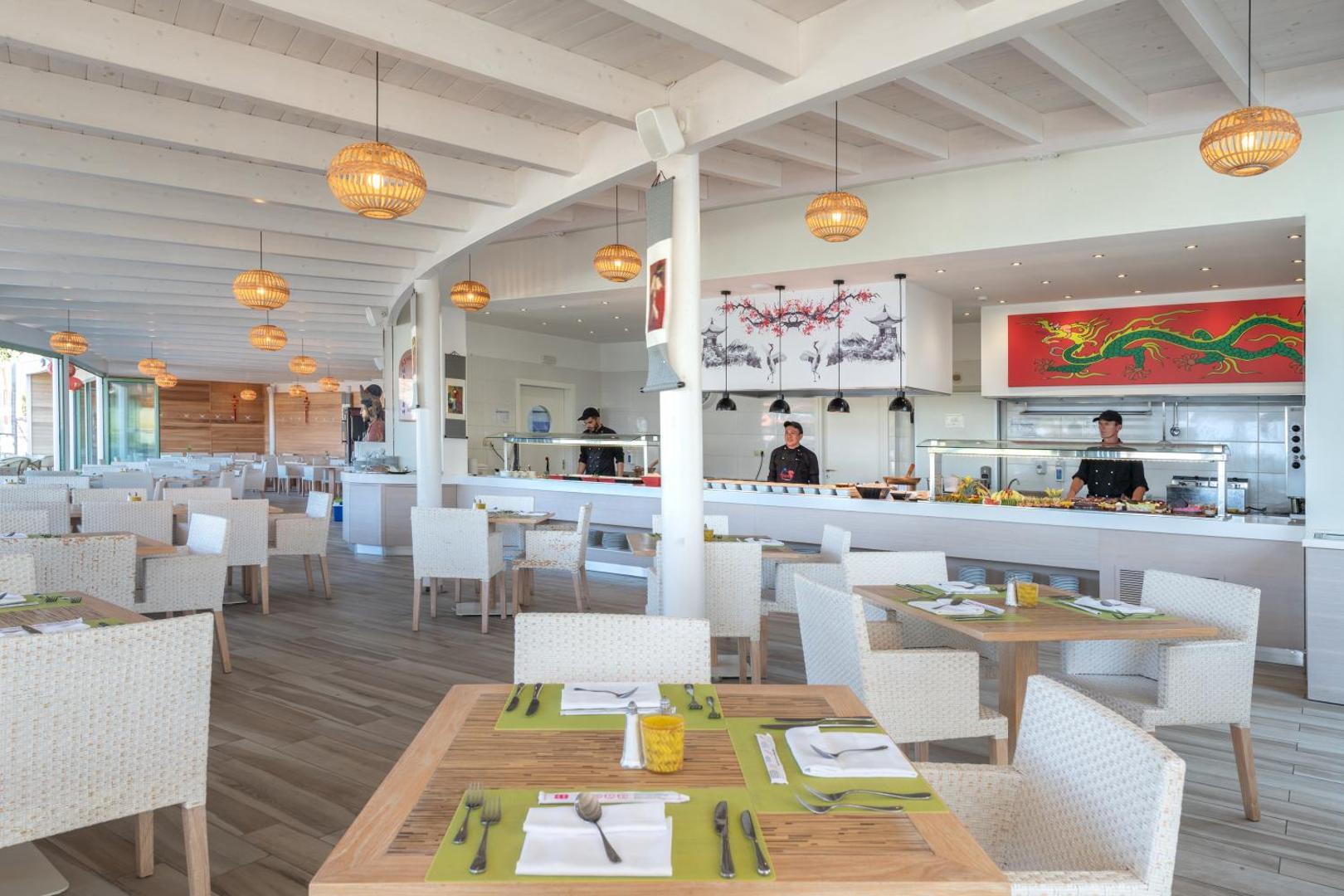 Star Beach Village & Water Park Āzijas virtuves restorāns ar atvērto virtuvi, koka griestiem un modernu dizainu Krētas kūrortā