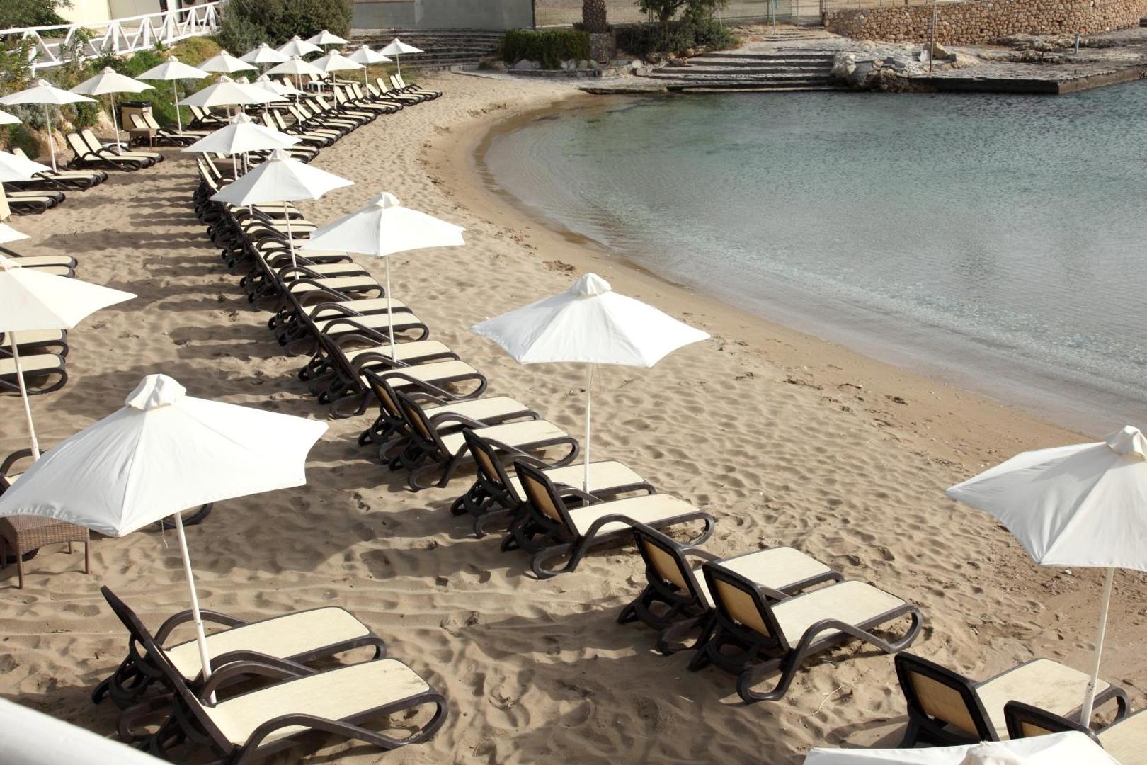 Star Beach Village & Water Park pludmales zona ar saulessargiem un ērtiem zviļņiem pie klusa līča Hersonisas reģionā