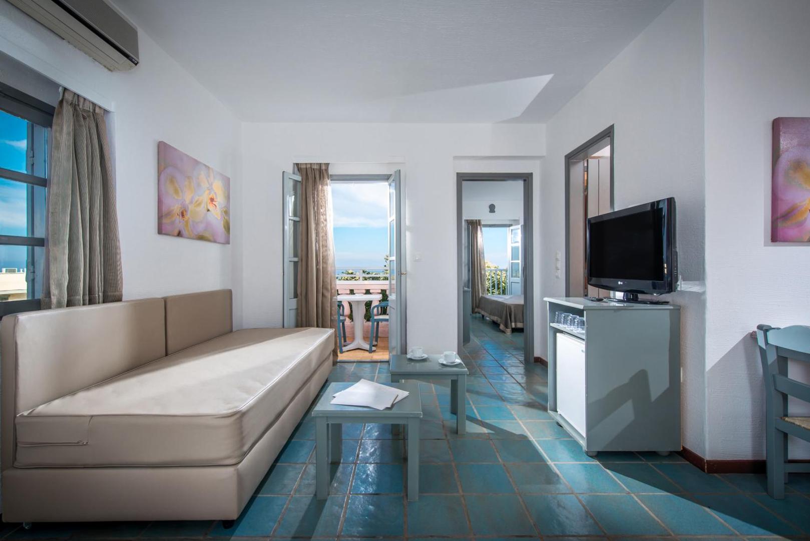 Silva Beach plašs ģimenes numurs vai apartaments ar dīvānu, flīžu grīdu un atsevišķu guļamistabu fonā