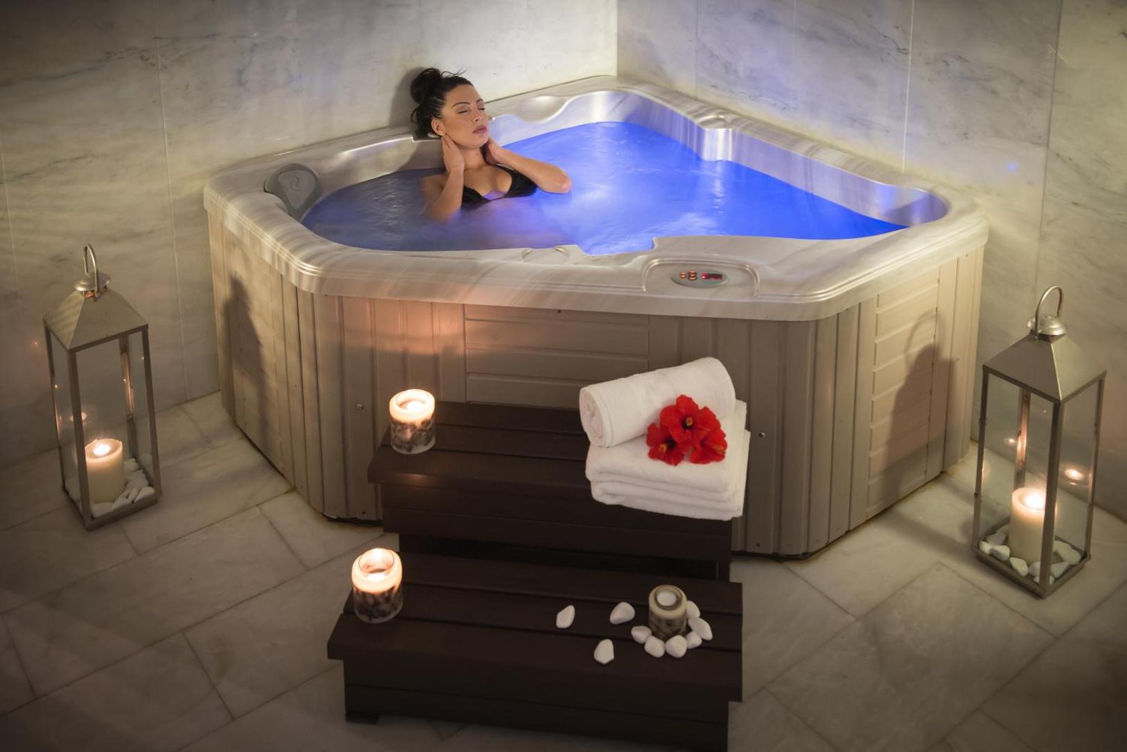 Silva Beach viesnīcas spa zonas džakuzi ar zilu apgaismojumu, svecēm un relaksējošu atmosfēru Hersonisā, Krētā