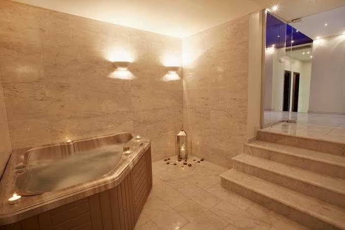 Plašs Silva Beach spa centrs ar marmora apdari, džakuzi un kāpnēm uz procedūru telpām Krētas kūrortā