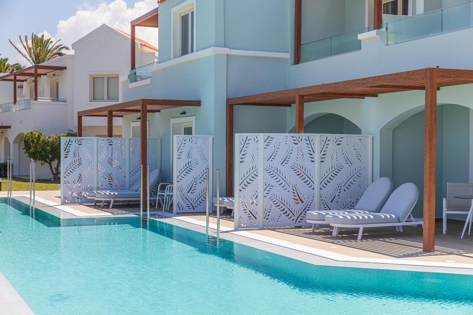 Iberostar Selection Creta Marine numuri ar tiešu piekļuvi koplietošanas baseinam un privātām terasēm, ko nodala dekoratīvas sienas.