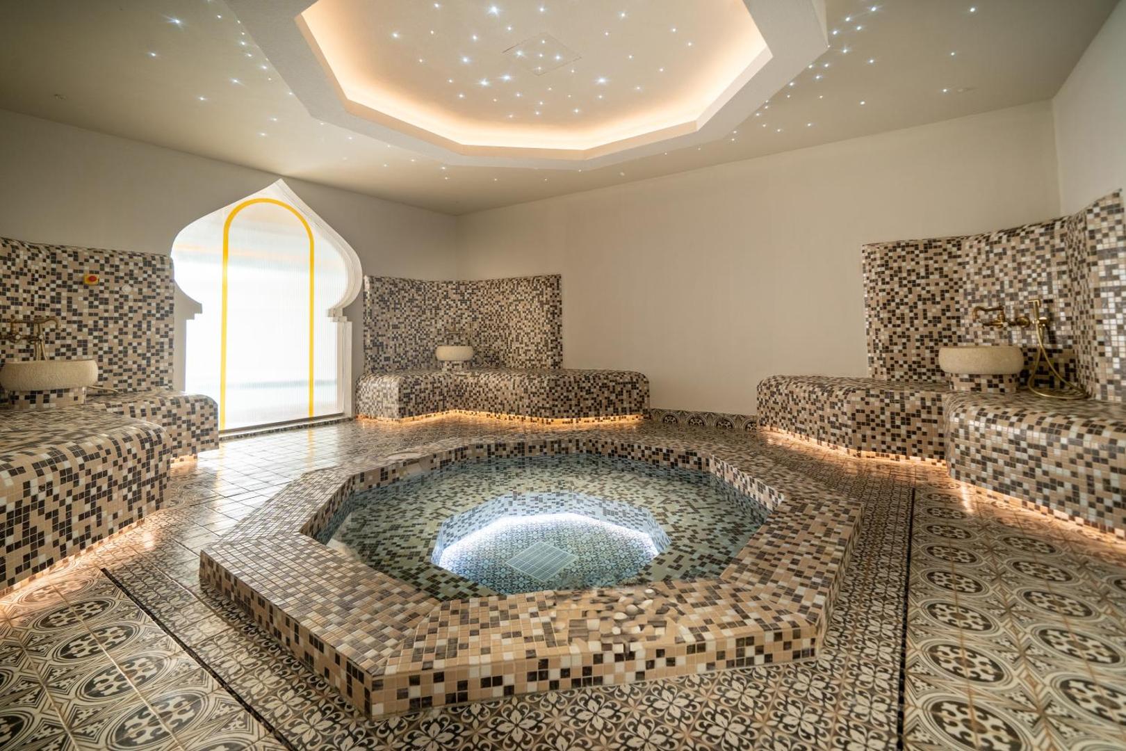 Tradicionāla stila hamams viesnīcā Iberostar Selection Creta Marine ar mozaīkas flīzēm, zvaigžņotām debesīm un akmens baseinu