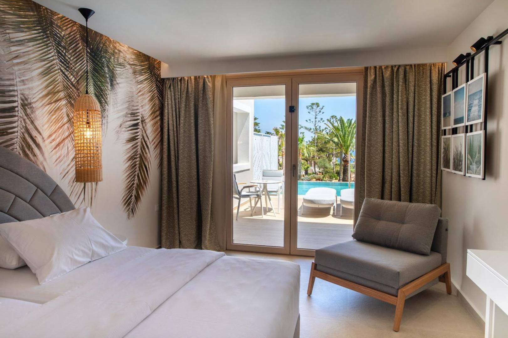 Iberostar Selection Creta Marine numurs ar tiešu izeju uz terasi un skatu uz baseinu un dārzu Krētas piekrastē