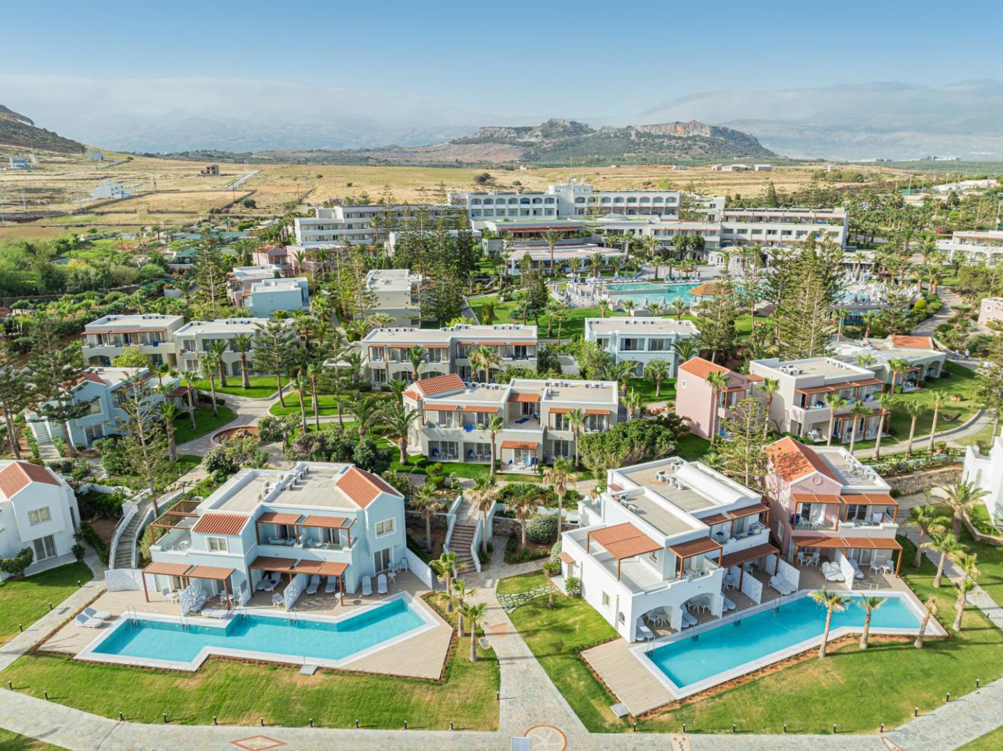 Aerofoto skats uz Iberostar Selection Creta Marine bungalo tipa numuriem ar privātiem baseiniem un koptu dārzu Krētā.