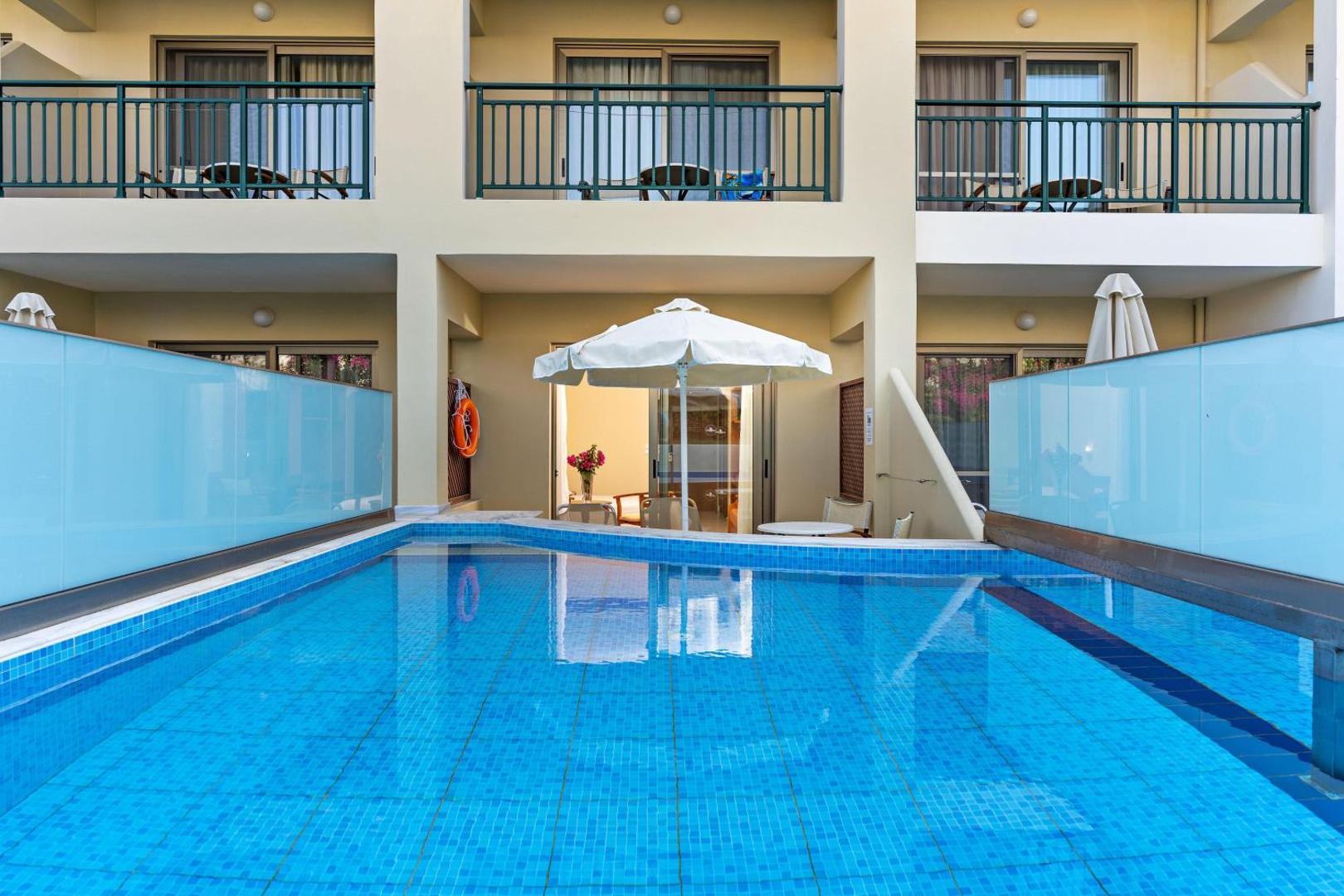 Hydramis Palace Beach Resort numurs ar tiešu piekļuvi baseinam un privātu terasi Krētas kūrortā