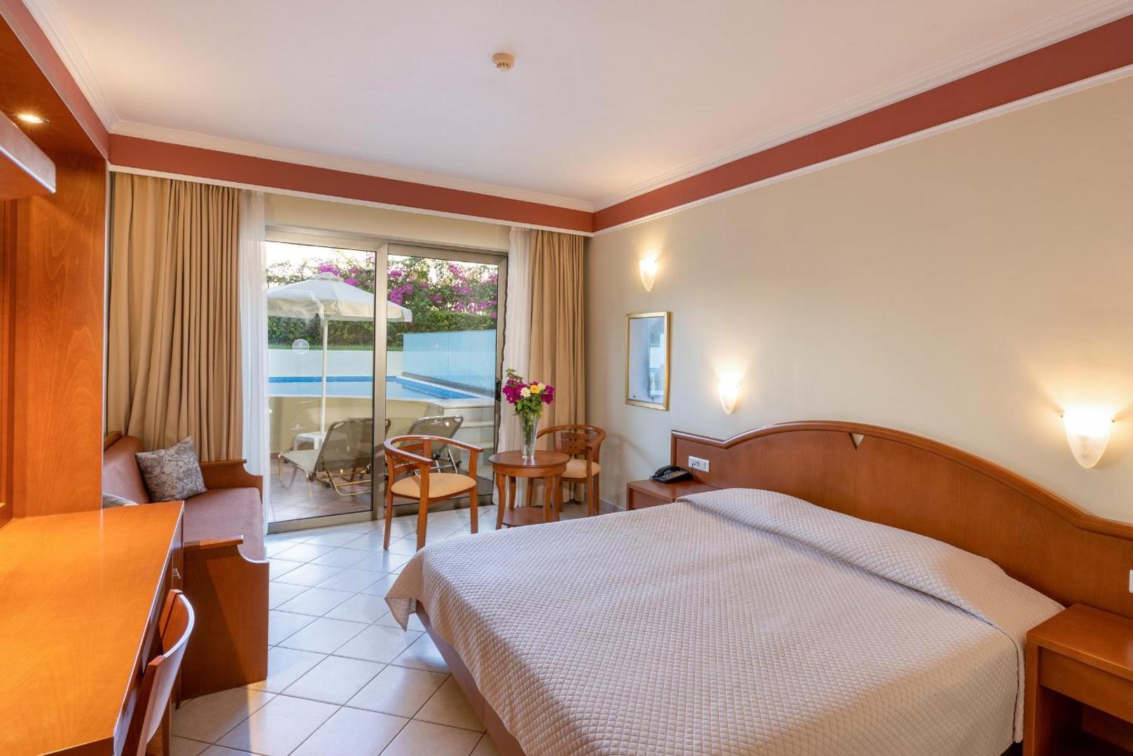 Hydramis Palace Beach Resort numurs ar tiešu piekļuvi baseinam — numurs ar terasi, sauļošanās krēsliem un skatu uz dārzu