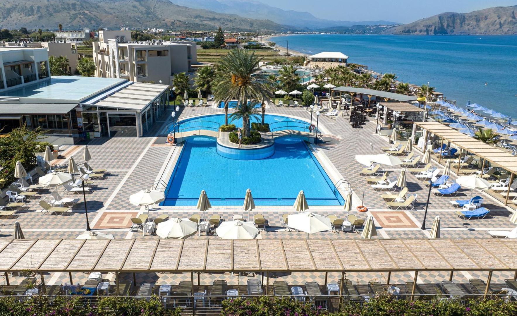 Hydramis Palace Beach Resort centrālais baseins ar tiltiņu un apkārtējo infrastruktūru Georgiupoles reģionā Krētā