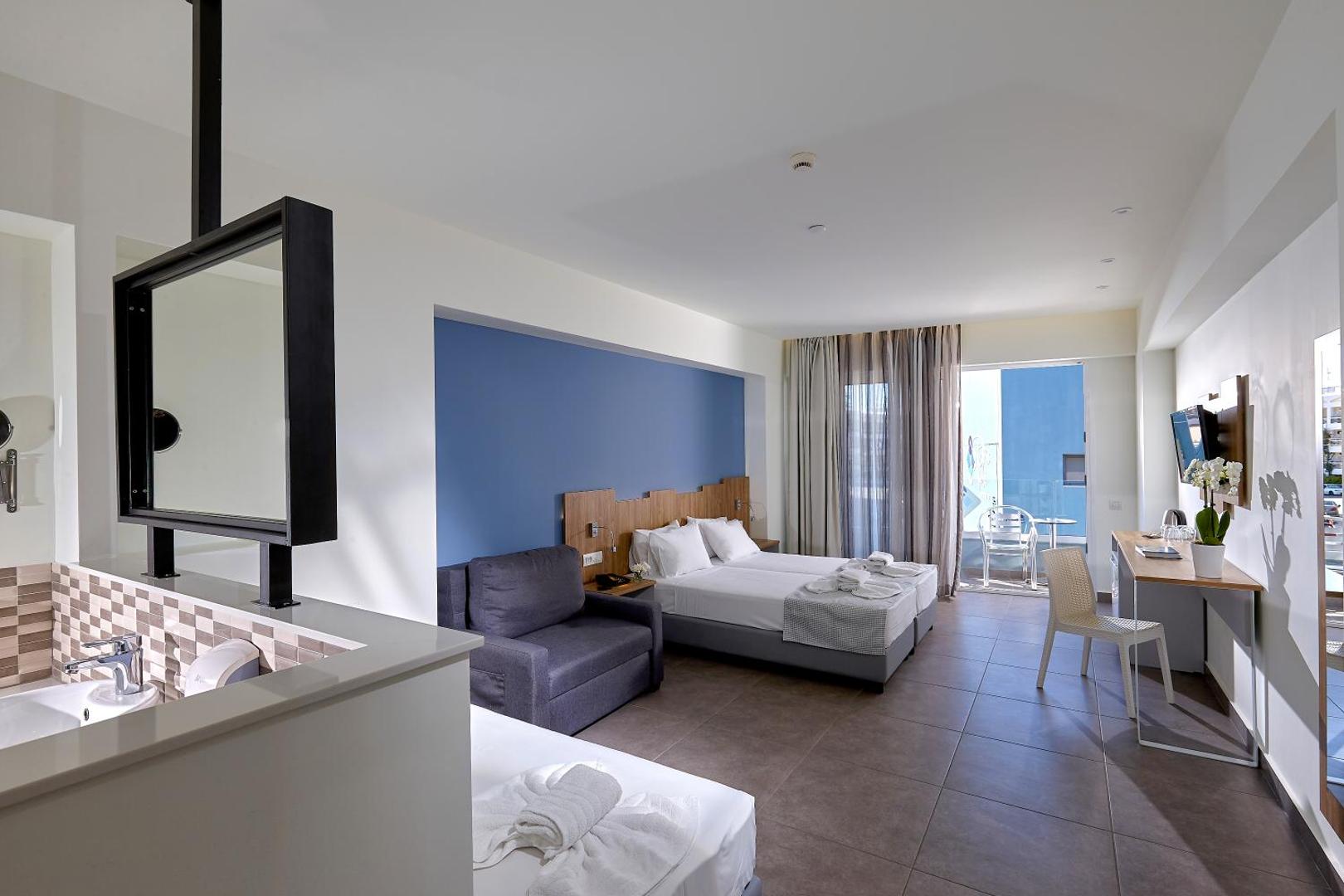 Plašs Pollis Hotel numurs ar papildu dīvānu, balkonu un atvērtā plānojuma vannasistabas zonu — elegants dizains zilā un koka toņos