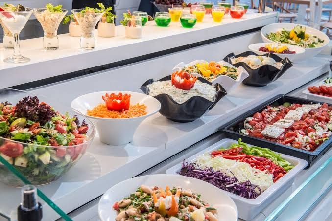 Mari Kristin Beach Hotel bufetes restorāna auksto uzkodu un salātu izvēle — krāsaini dārzeņu salāti un mērces stikla traukos