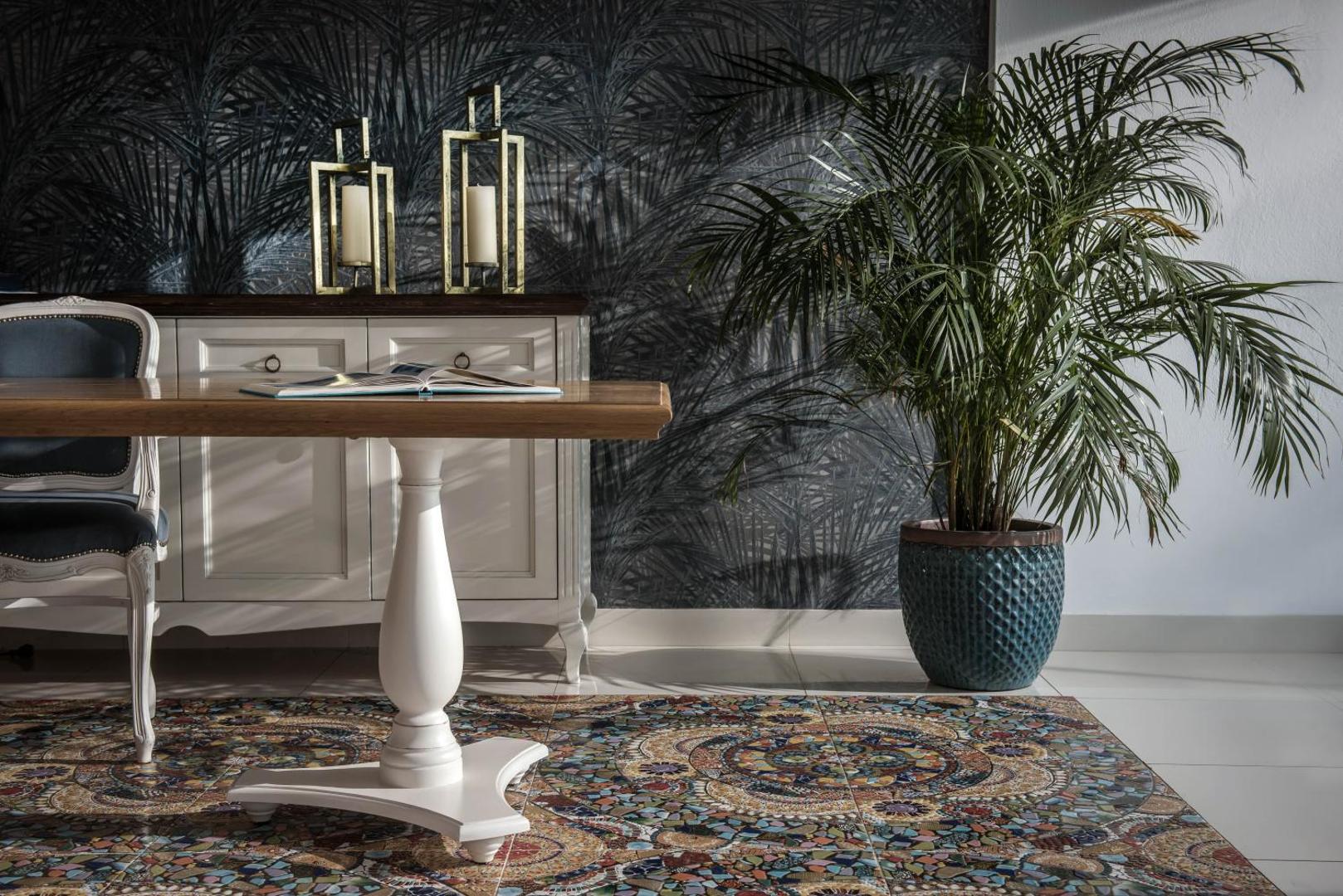 Serenity Spritz Boutique Hotel interjera detaļas ar greznu flīžu grīdu, koka galdu un tropisku augu podā