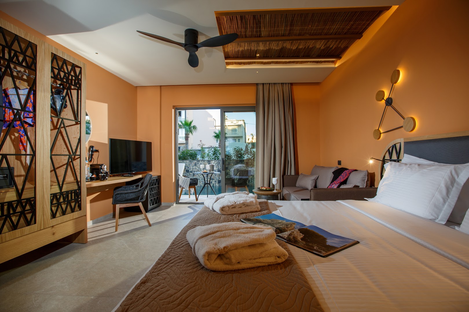 Palmera Beach Hotel & Spa moderns numurs ar siltu apgaismojumu, balkonu un skatu uz baseinu Hersonisā, Krētā