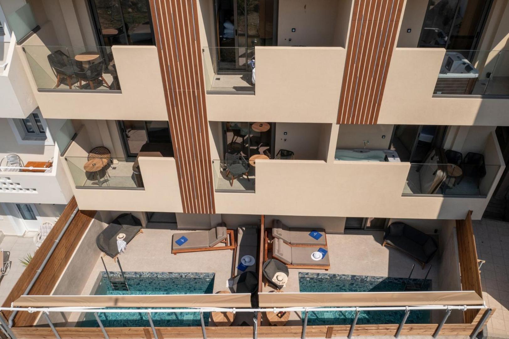 Palmera Beach Hotel & Spa fasādes skats no augšas Hersonisā, Krētā — numuri ar privātiem baseiniem un balkoniem piekrastes kūrortā