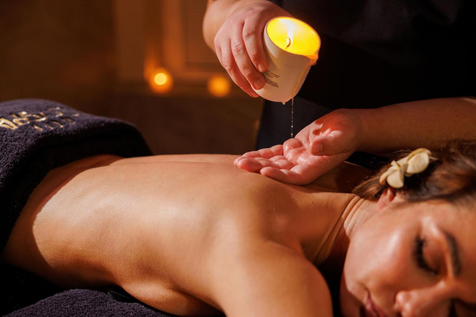 Masāžas procedūra ar siltu eļļu Palmera Beach Hotel & Spa kūrortā Krētā — profesionāla spa aprūpe viesiem