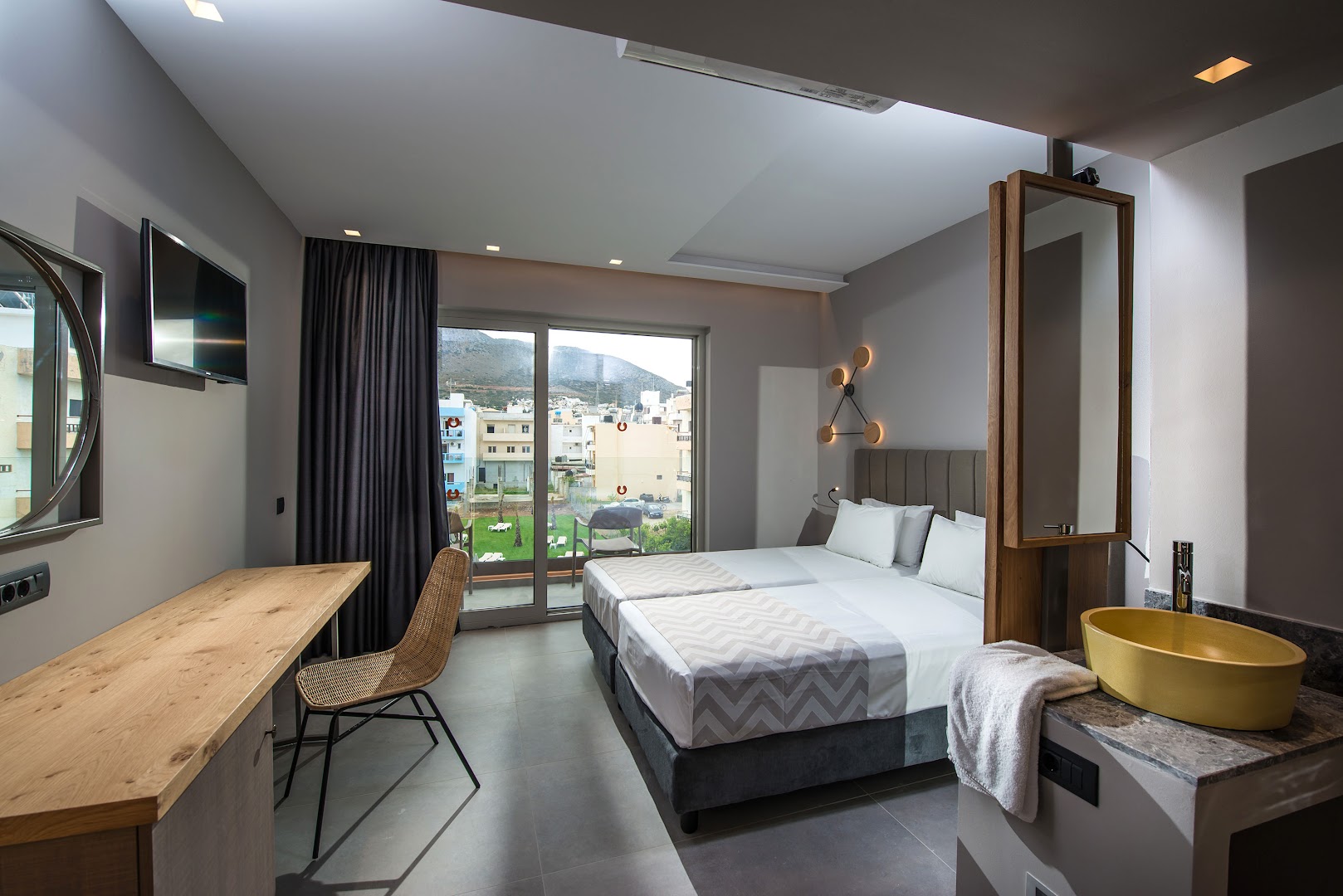 Palmera Beach Hotel & Spa gaišs numurs ar divguļamo gultu, darba zonu un skatu uz pilsētu Hersonisā