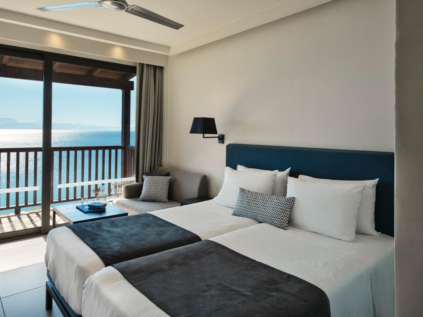 Aeolos Beach Resort moderns numurs ar divguļamo gultu, atpūtas zonu un balkonu, no kura paveras skats uz jūru Korfu