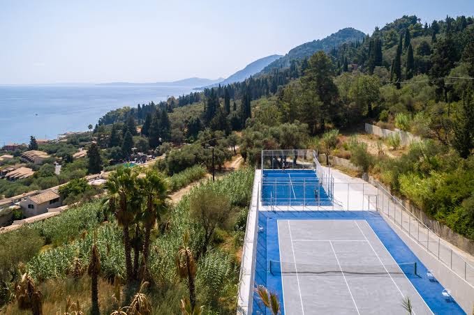 Aeolos Beach Resort tenisa un padela korti Korfu piekrastē ar skatu uz Jonijas jūru un zaļajiem kalniem
