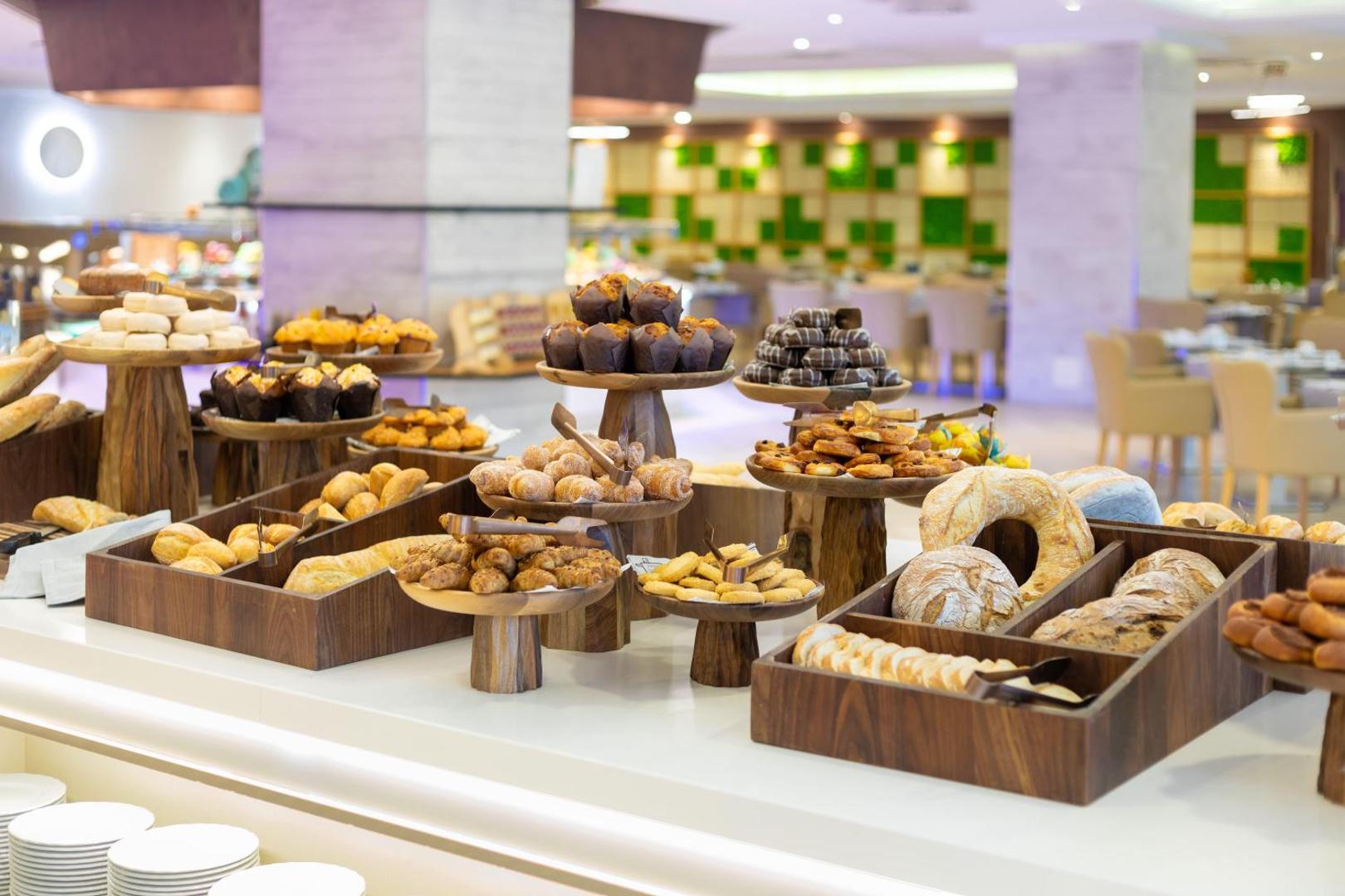 Gran Tacande Wellness & Relax brokastu bufete ar plašu svaigu smalkmaizīšu, maizes un desertu izvēli viesnīcas restorānā.