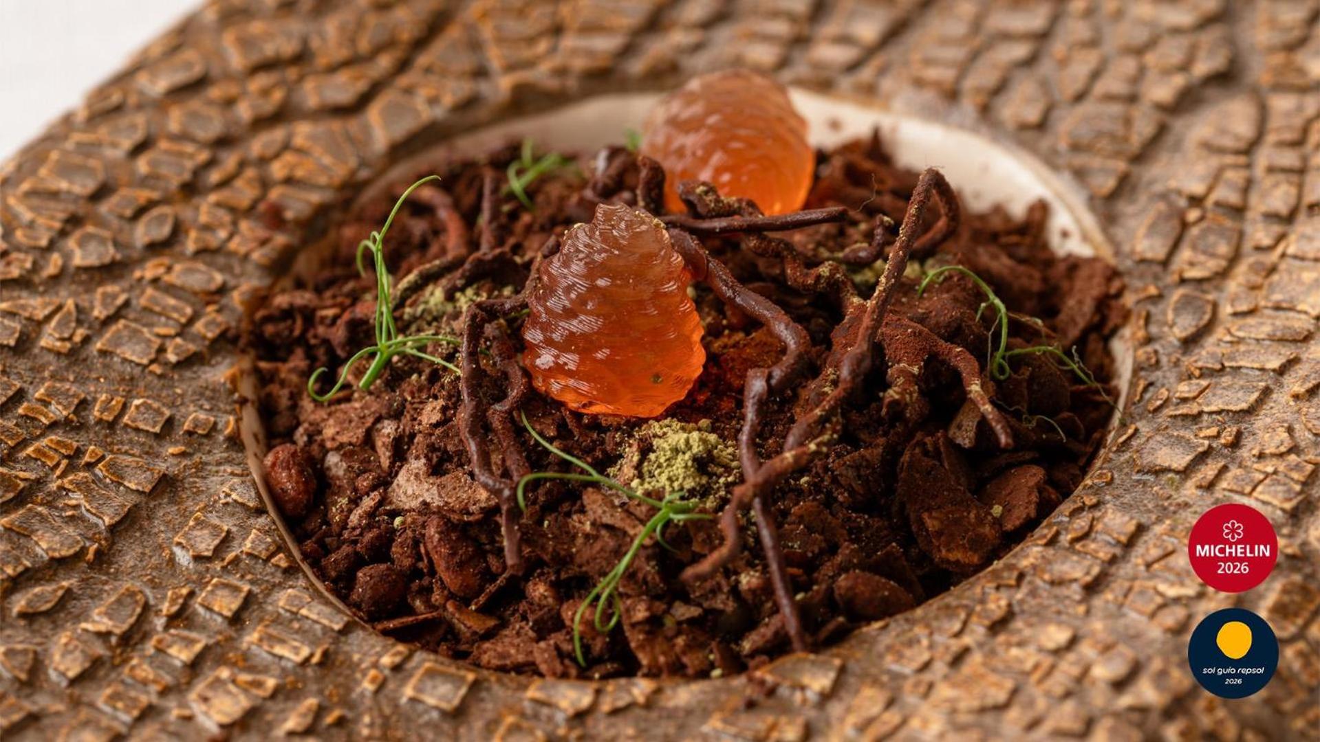 Gran Tacande Wellness & Relax restorāna Michelin līmeņa deserts ar māksliniecisku noformējumu un dabas motīviem.