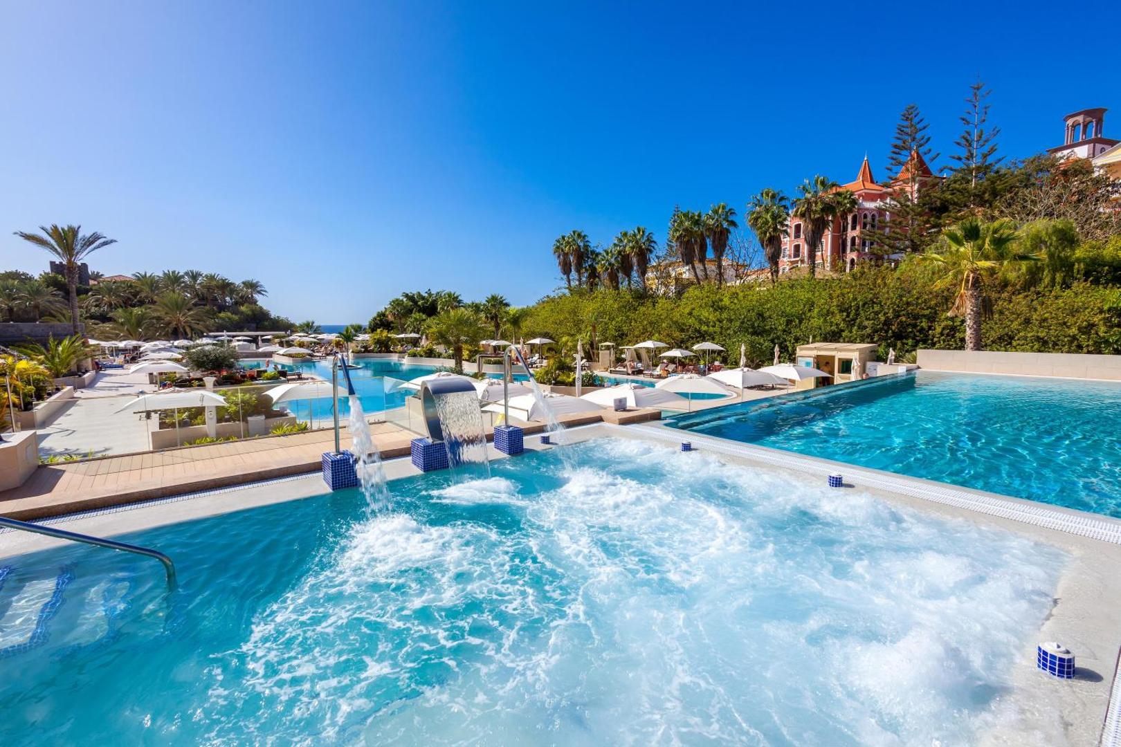 Viesnīcas Gran Tacande Wellness & Relax spa baseins ar masāžas kaskādēm un skatu uz dārzu un kūrorta ēkām