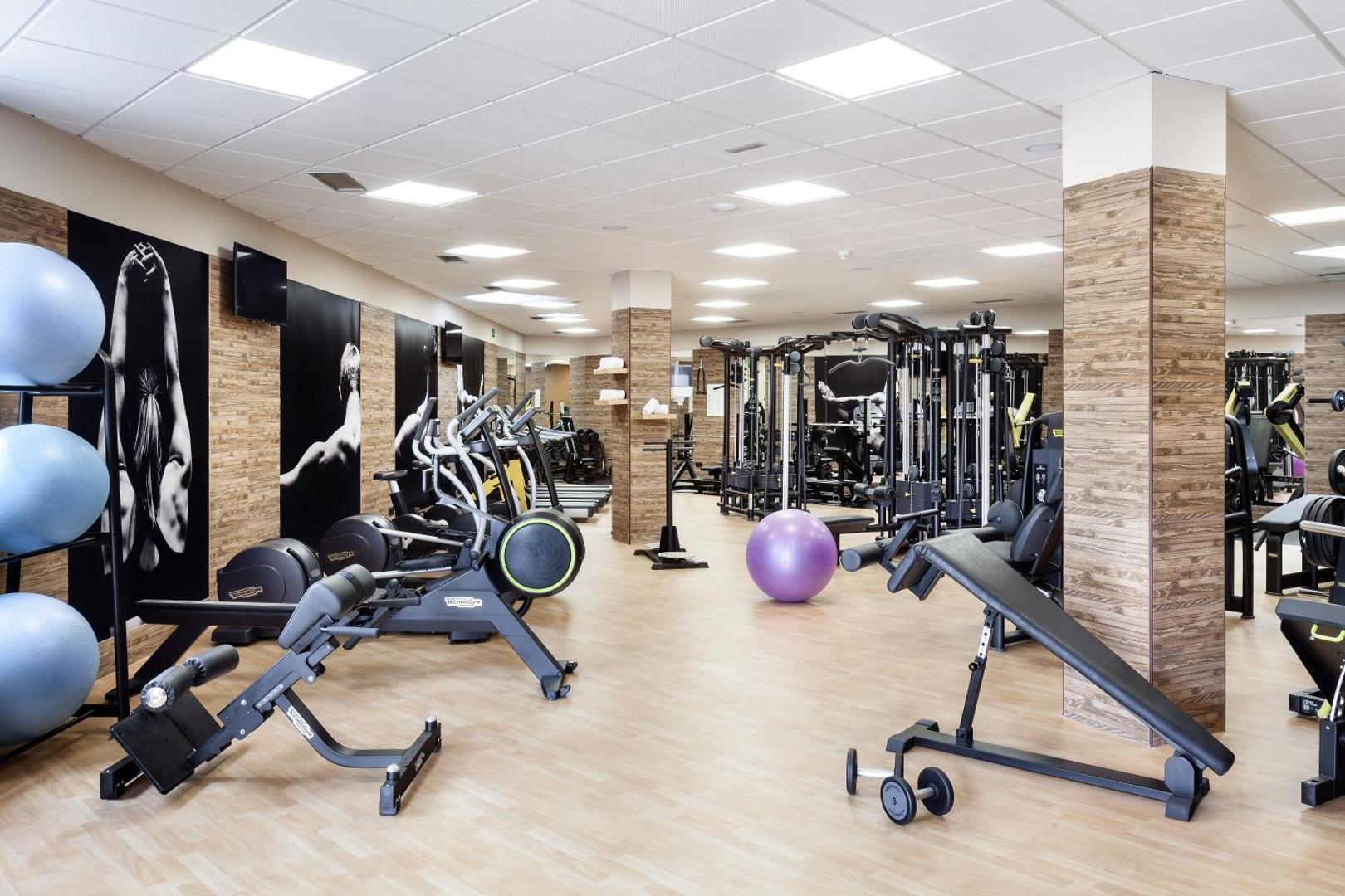 Gran Tacande Wellness & Relax viesnīcas plašā trenažieru zāle Tenerifē ar modernu fitnesa aprīkojumu, kardio aparātiem un vingrošanas bumbām