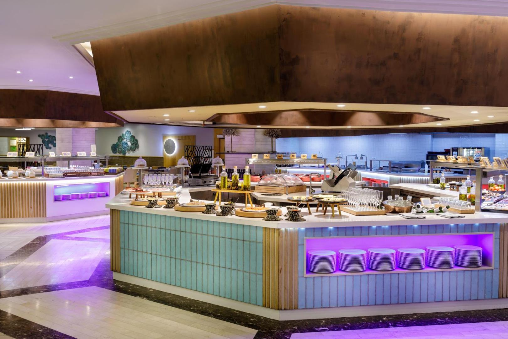 Gran Tacande Wellness & Relax viesnīcas galvenā restorāna bufetes zona ar plašu ēdienu izvēli, modernu apgaismojumu un gaišu interjeru Tenerifē.