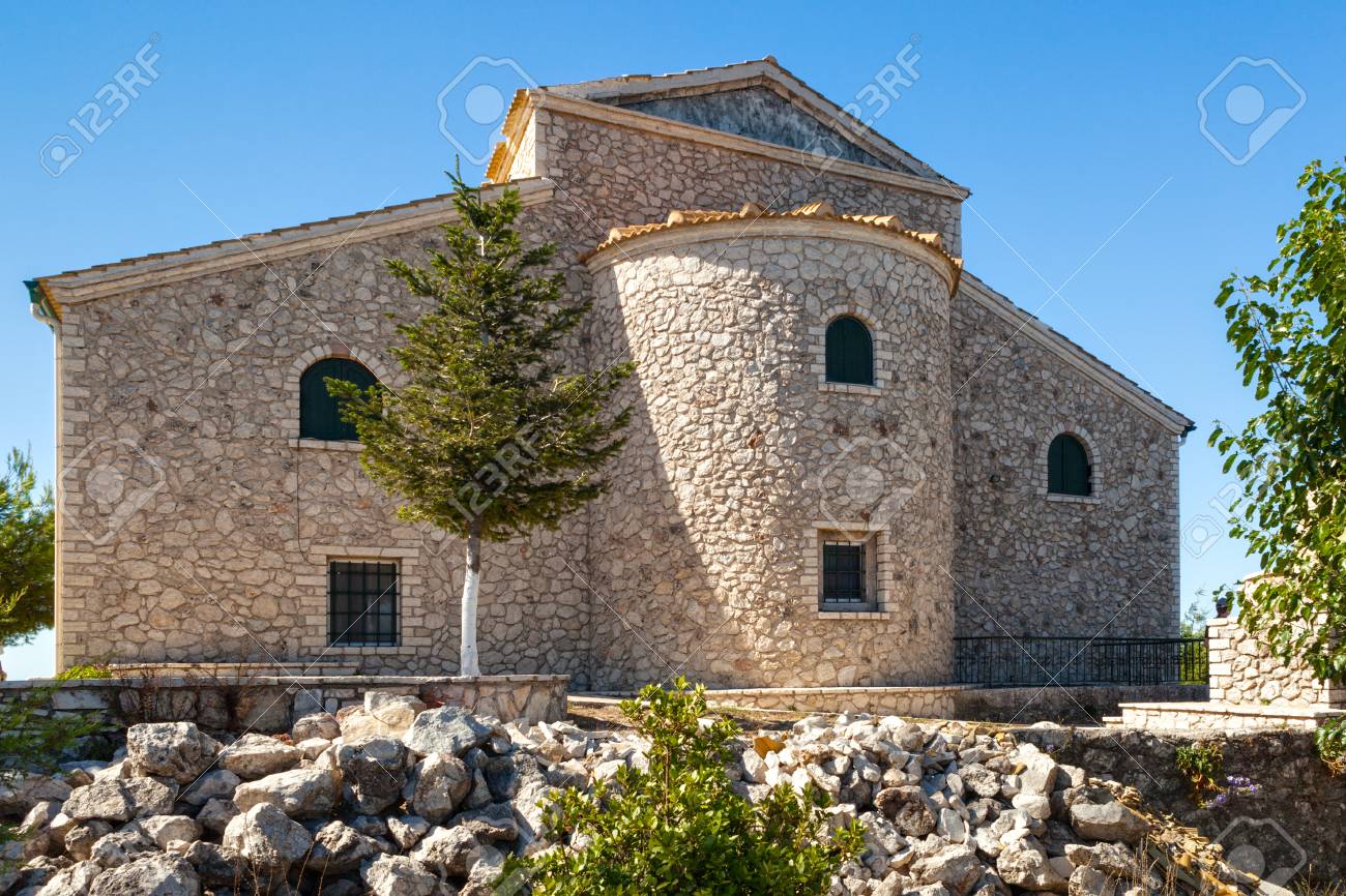 Pantokrator Hotel tradicionālā akmens mūra ēka Korfu salā — grieķu arhitektūras stila fasāde ar nelieliem logiem un dekoratīviem augiem
