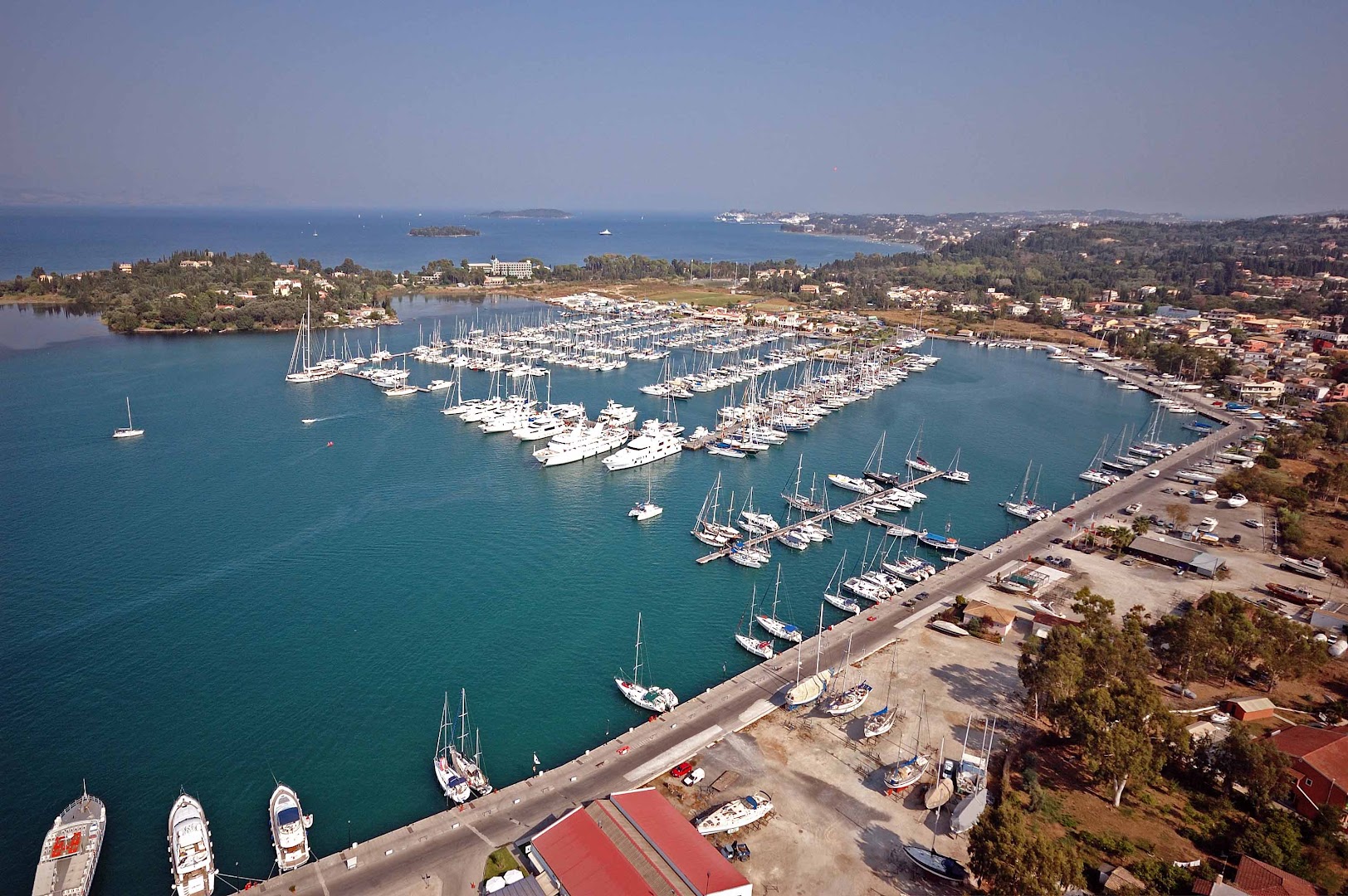 Paradise Corfu viesnīcas apkārtnes skats no putna lidojuma uz jahtu piestātni un Jonijas jūras līci Grieķijā