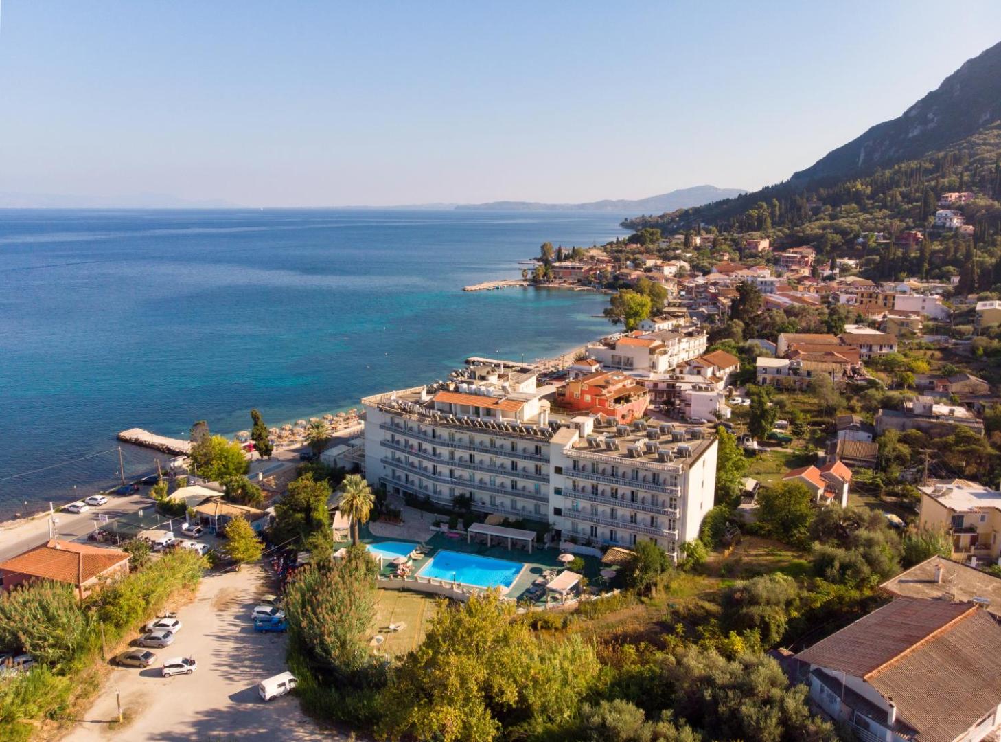 Potamaki Beach viesnīcas aerofoto Benitsesā — skats uz ēku, āra baseinu un piekrastes ciematu Korfu salā