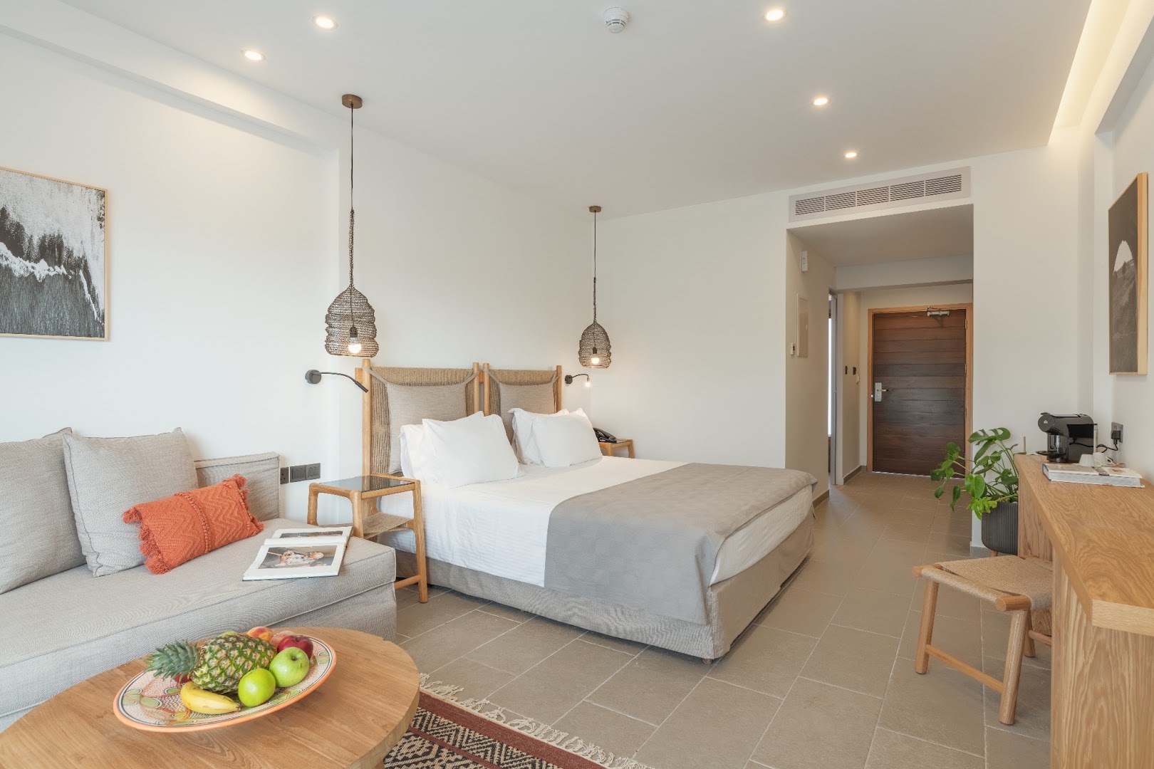 Napa Mermaid Hotel moderns numurs ar gaišu interjeru, divguļamo gultu, dīvānu un koka mēbelēm Ajanapā, Kiprā